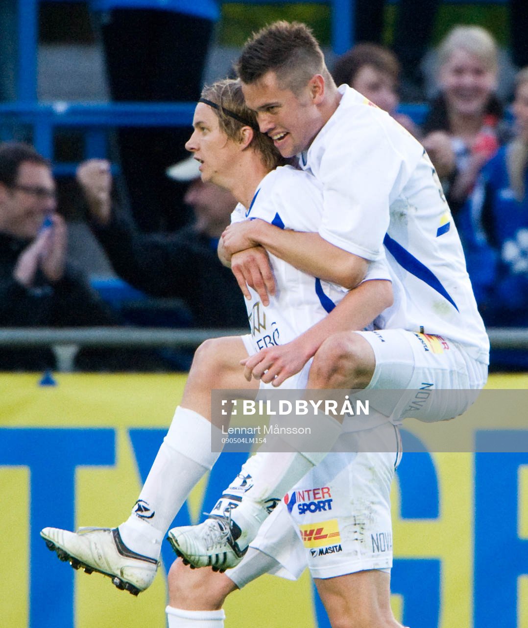 1-0 Andreas Drugge har gjort segermålet och drar tröjan