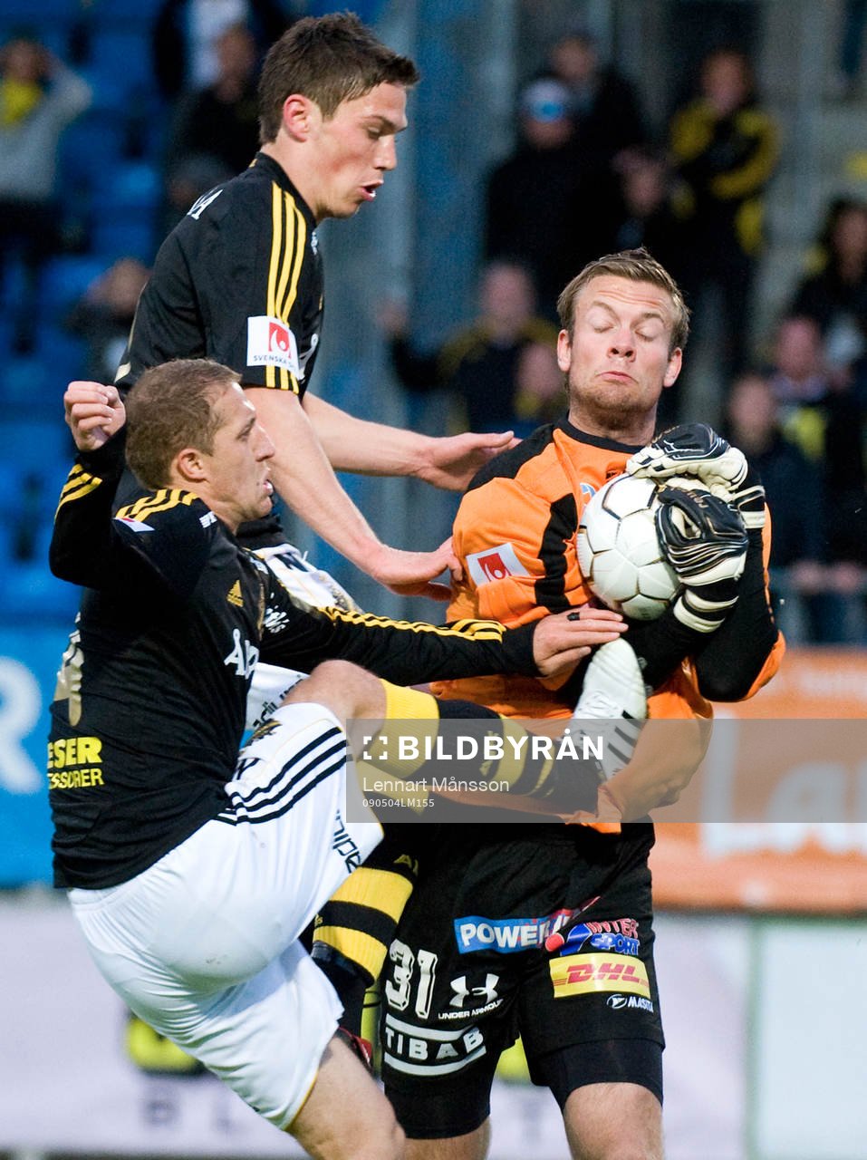 Jorge Ortiz och Kenny Pavey trycker till Viktor Noring,