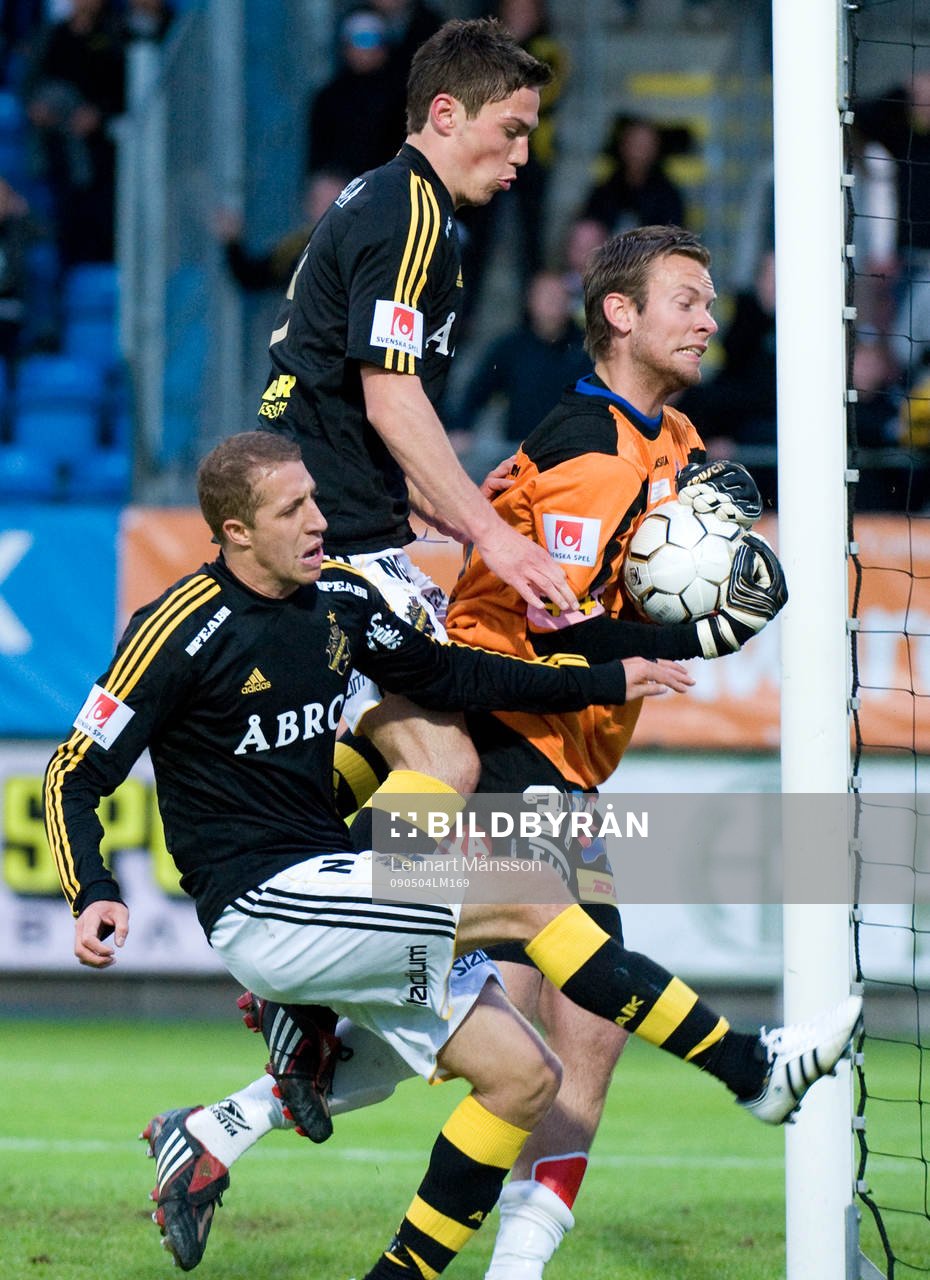 Jorge Ortiz och Kenny Pavey trycker till Viktor Noring,