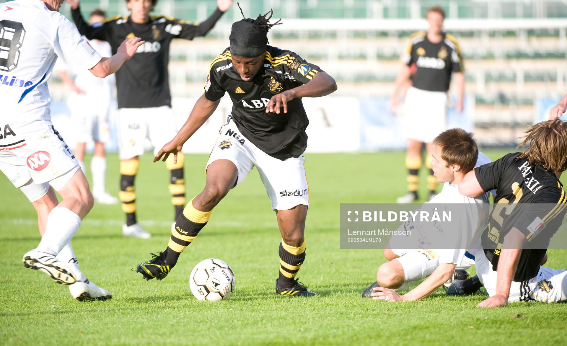 Martin Mutumba flyger fram