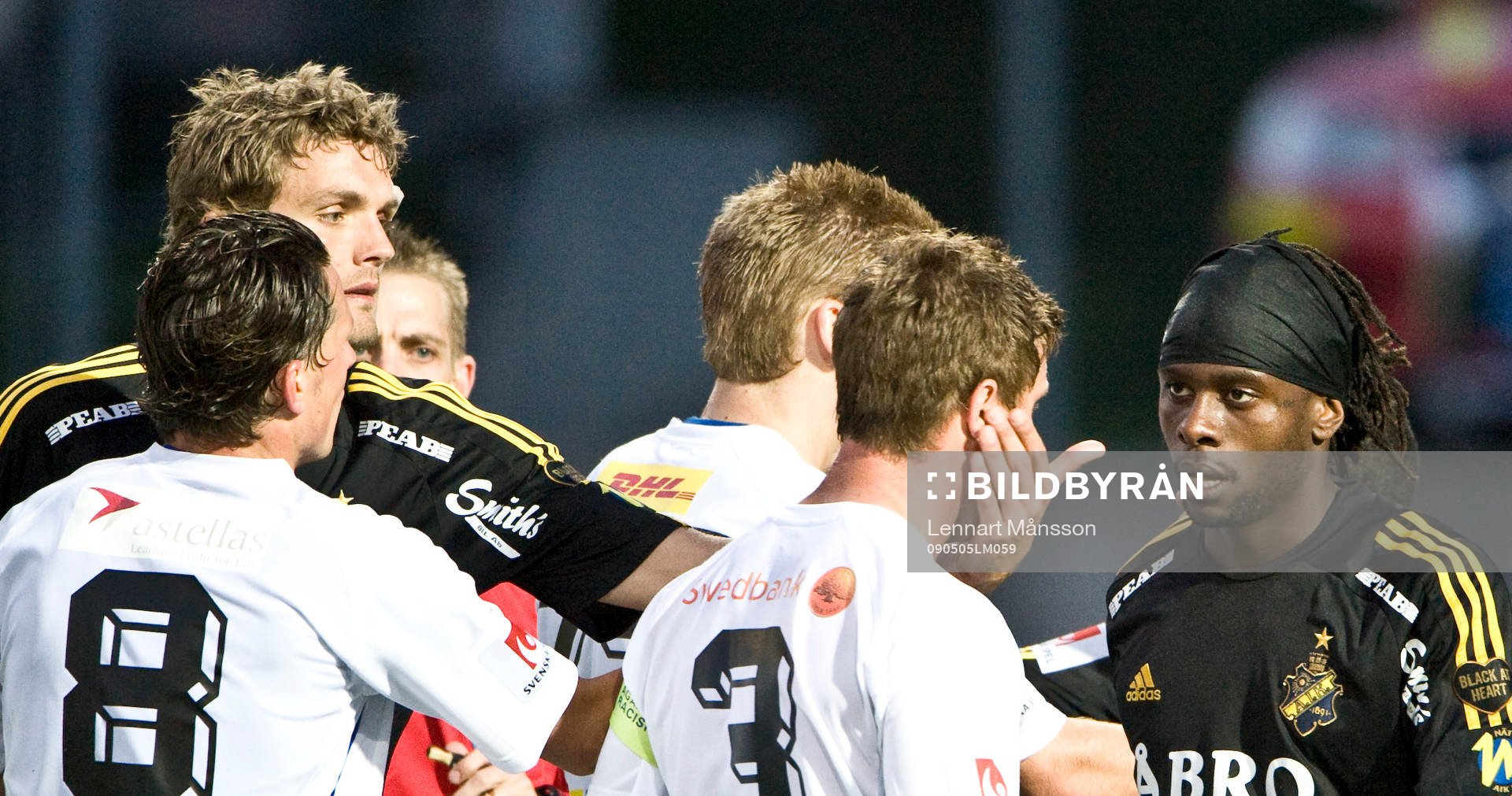 Jos Hooiveld och Martin Kayongo-Mutumba, AIK, i en dispyt