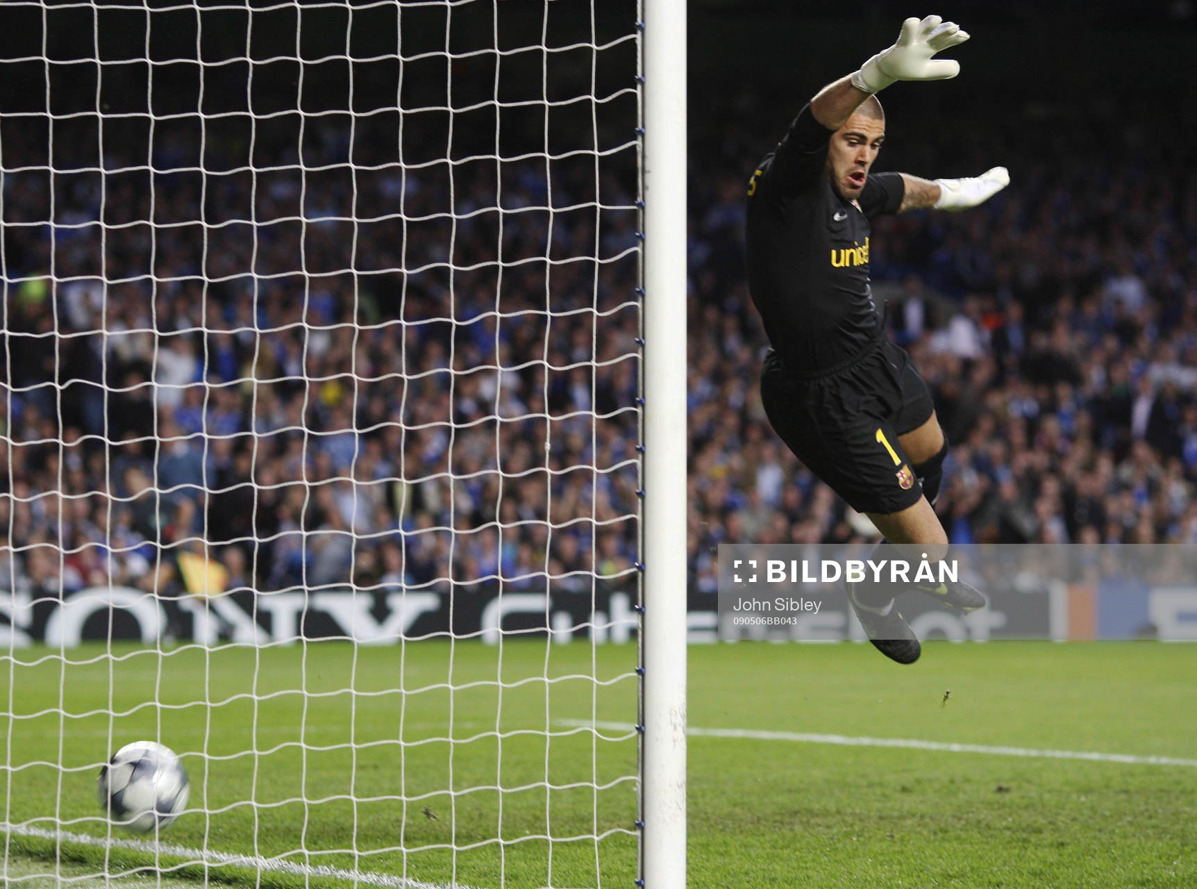   Victor Valdes, målvakt, Barcelona, ser Chelseas första mål gå i mål.