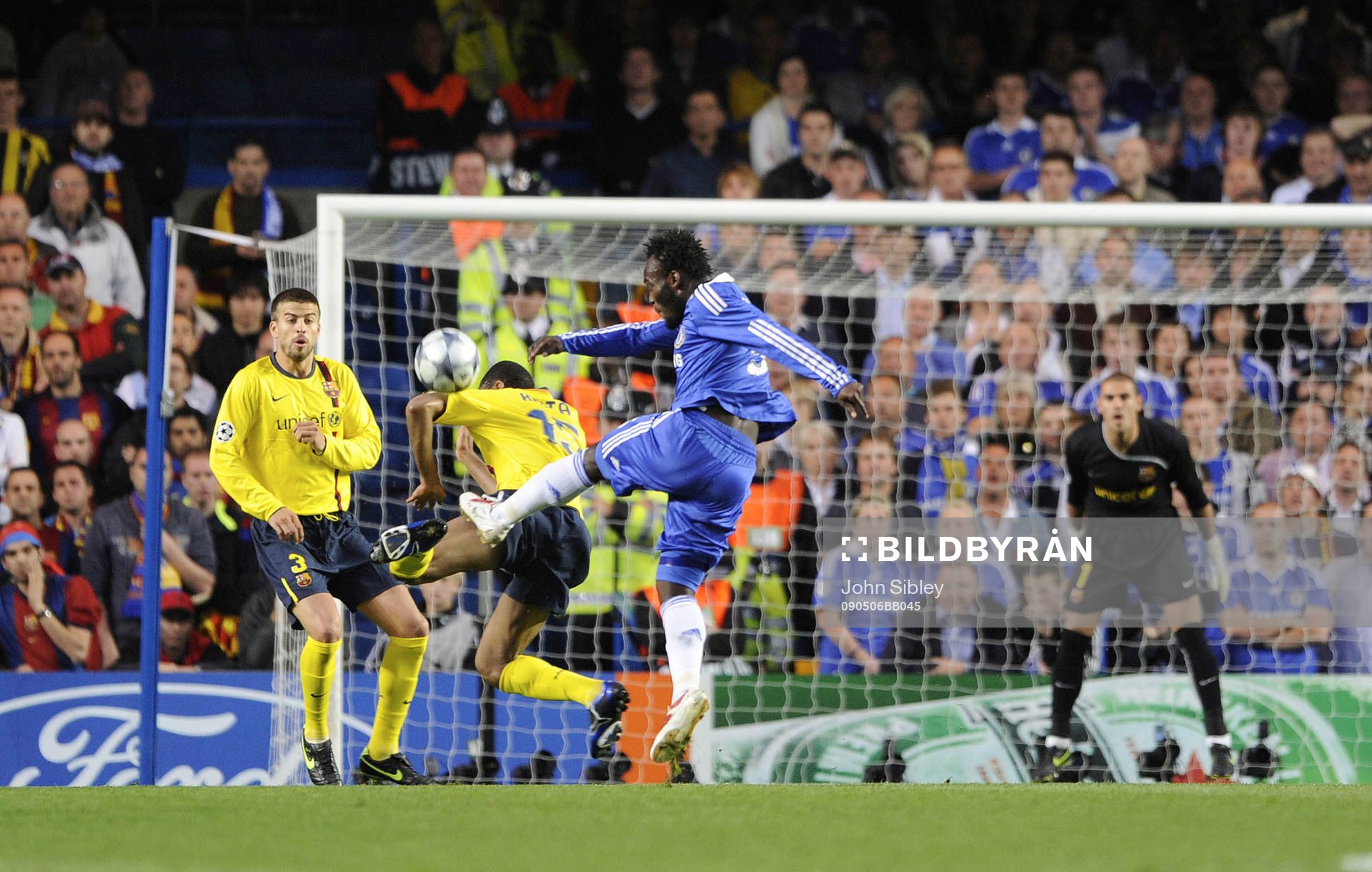  Michael Essien, Chelsea, gör första målet.