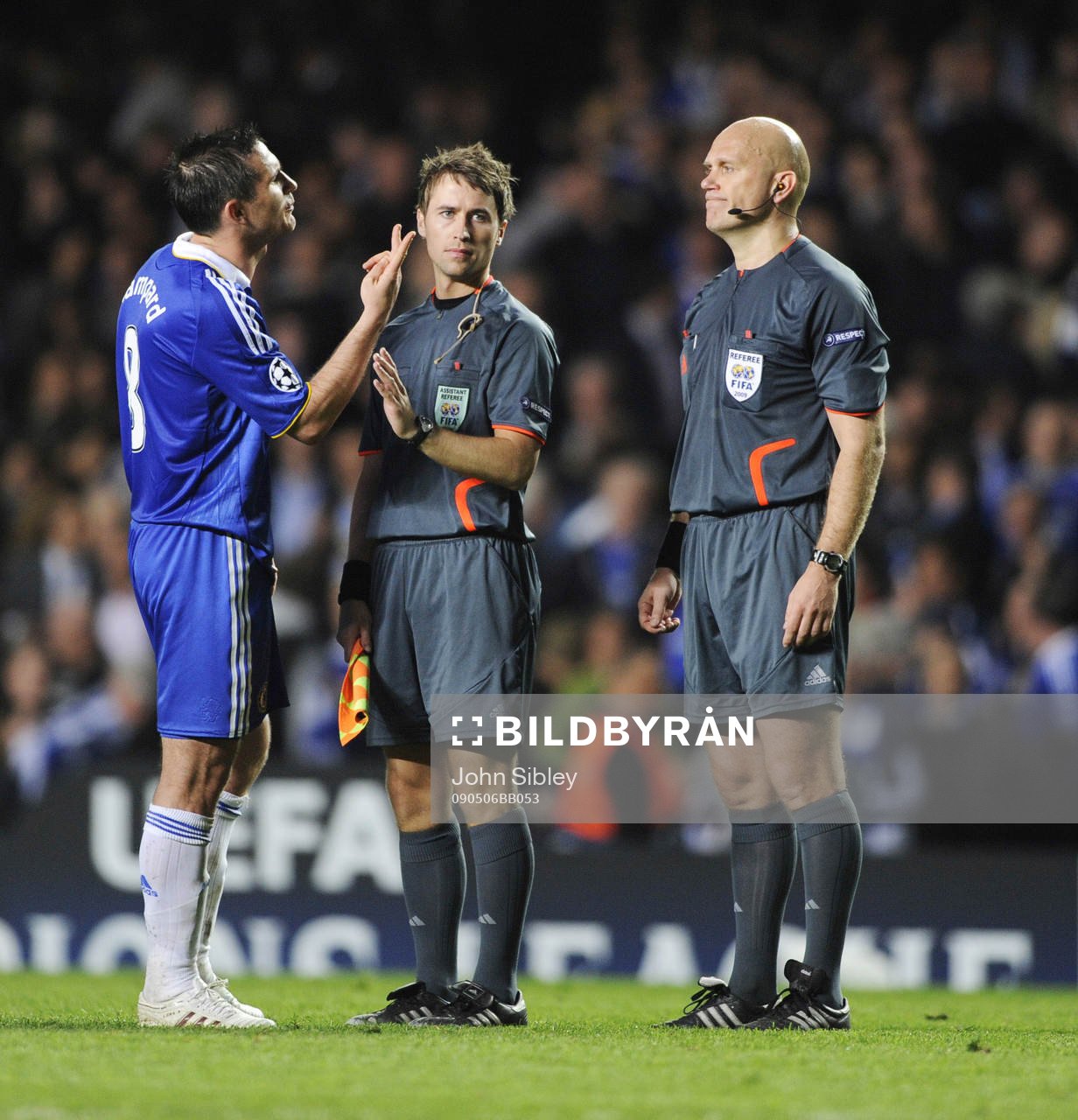   Frank Lampard, Chelsea, diskuterar med domarna efter mathcen.