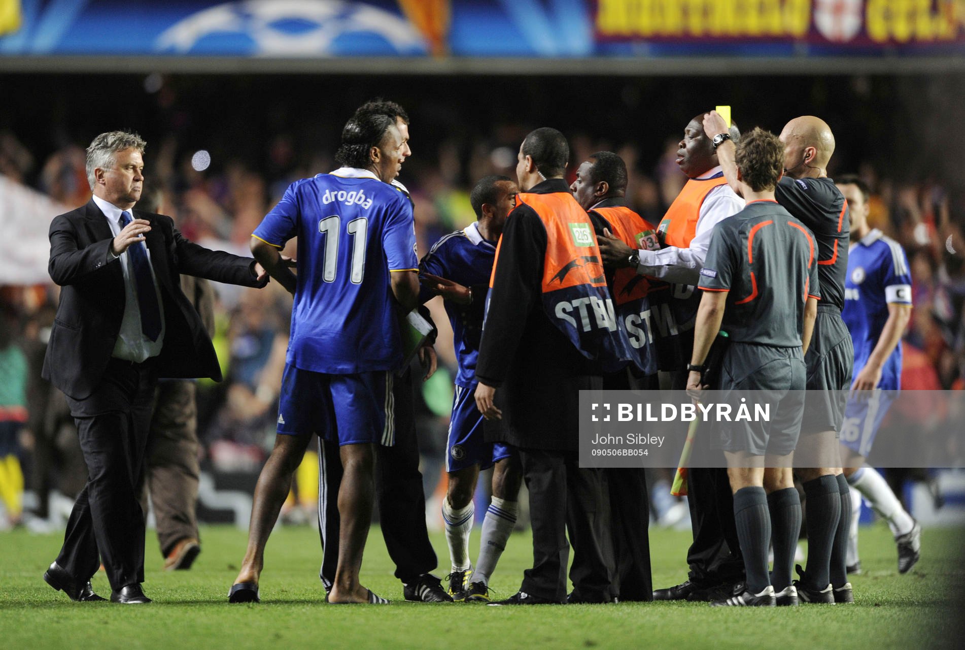 Didier Drogba, Chelsea, argumenterar med domaren efter matchen.