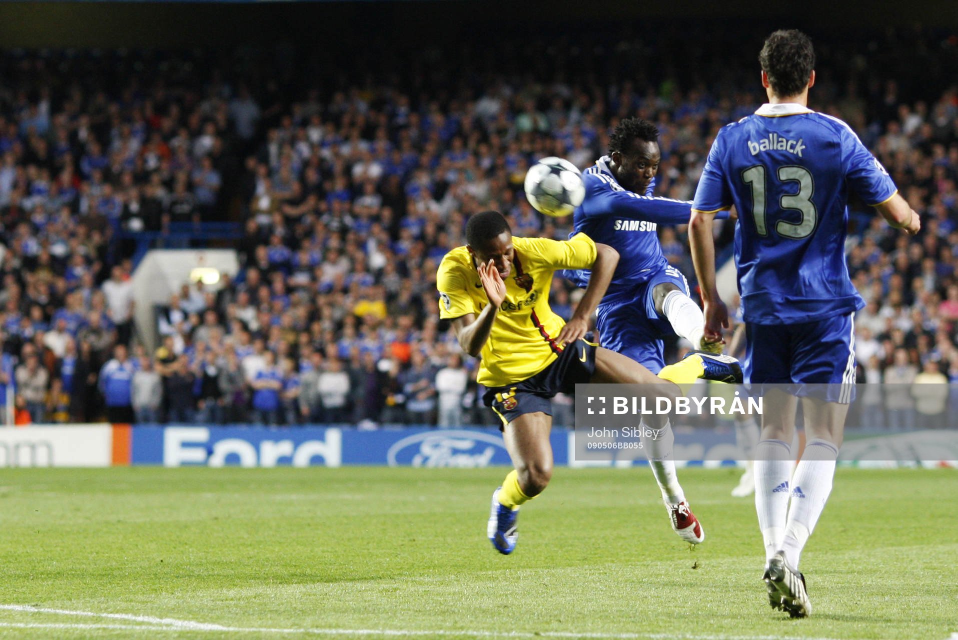  Michael Essien gör första målet för Chelsea.