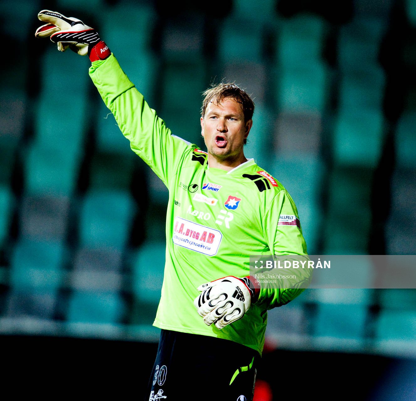 Bengt Andersson, målvakt, räddar ett skott i sin comeback