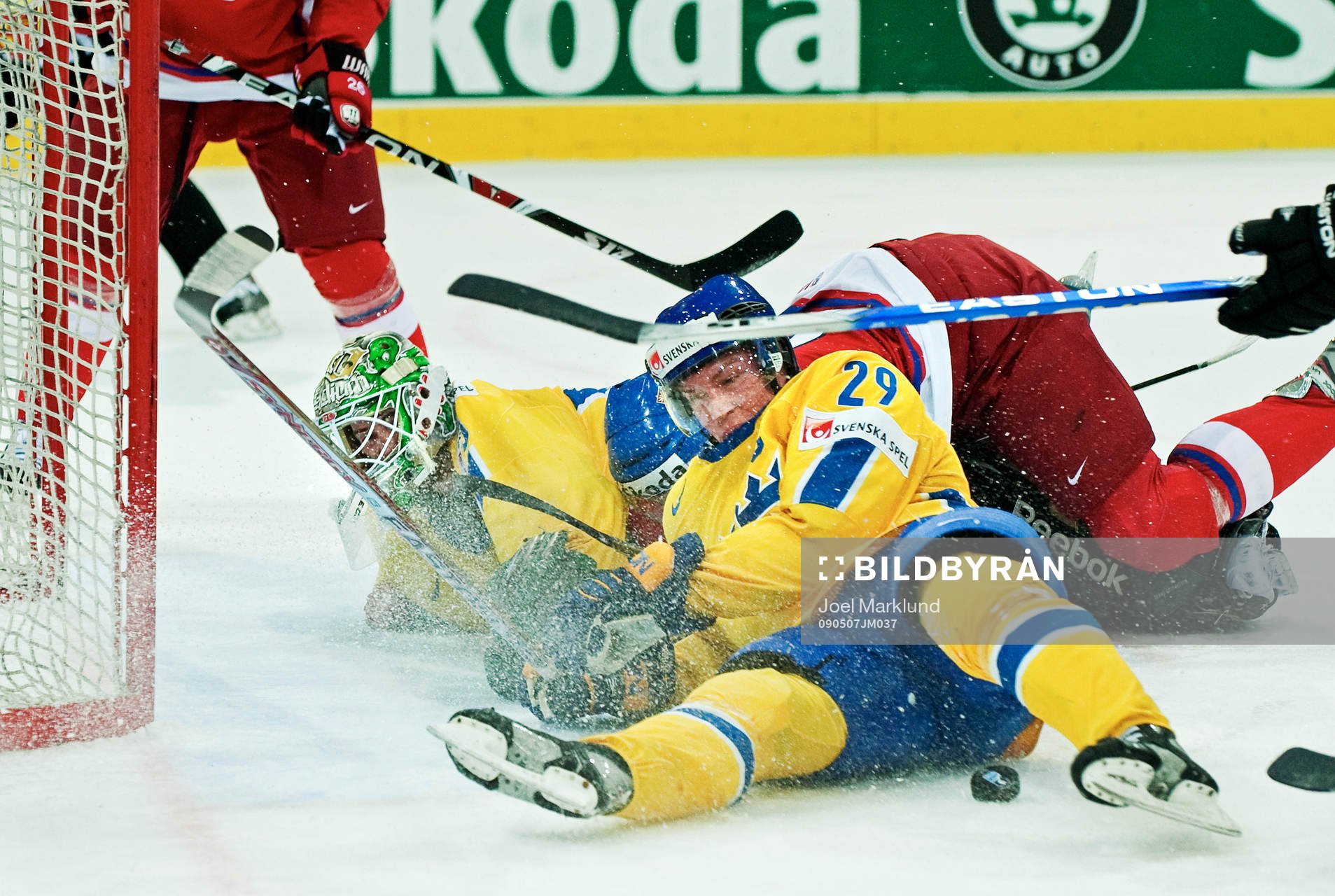 Jonas Gustavsson, målvakt, och Kenny Jönsson, Sverige,