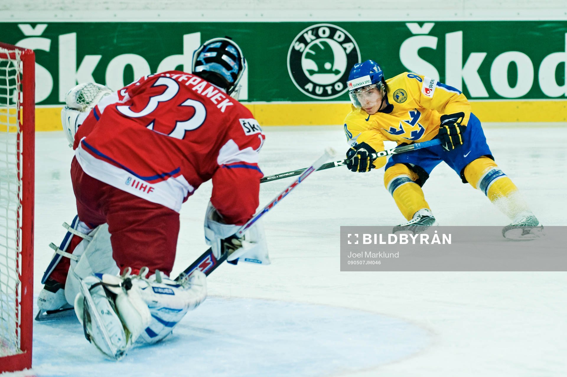 Mattias Weinhandl, Sverige, skjuter mot Jakub Stepanek,