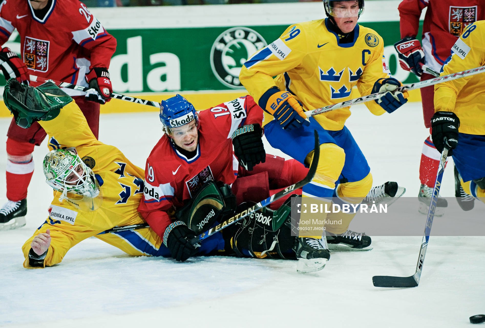 Jonas Gustavsson, målvakt, Sverige, slänger sig