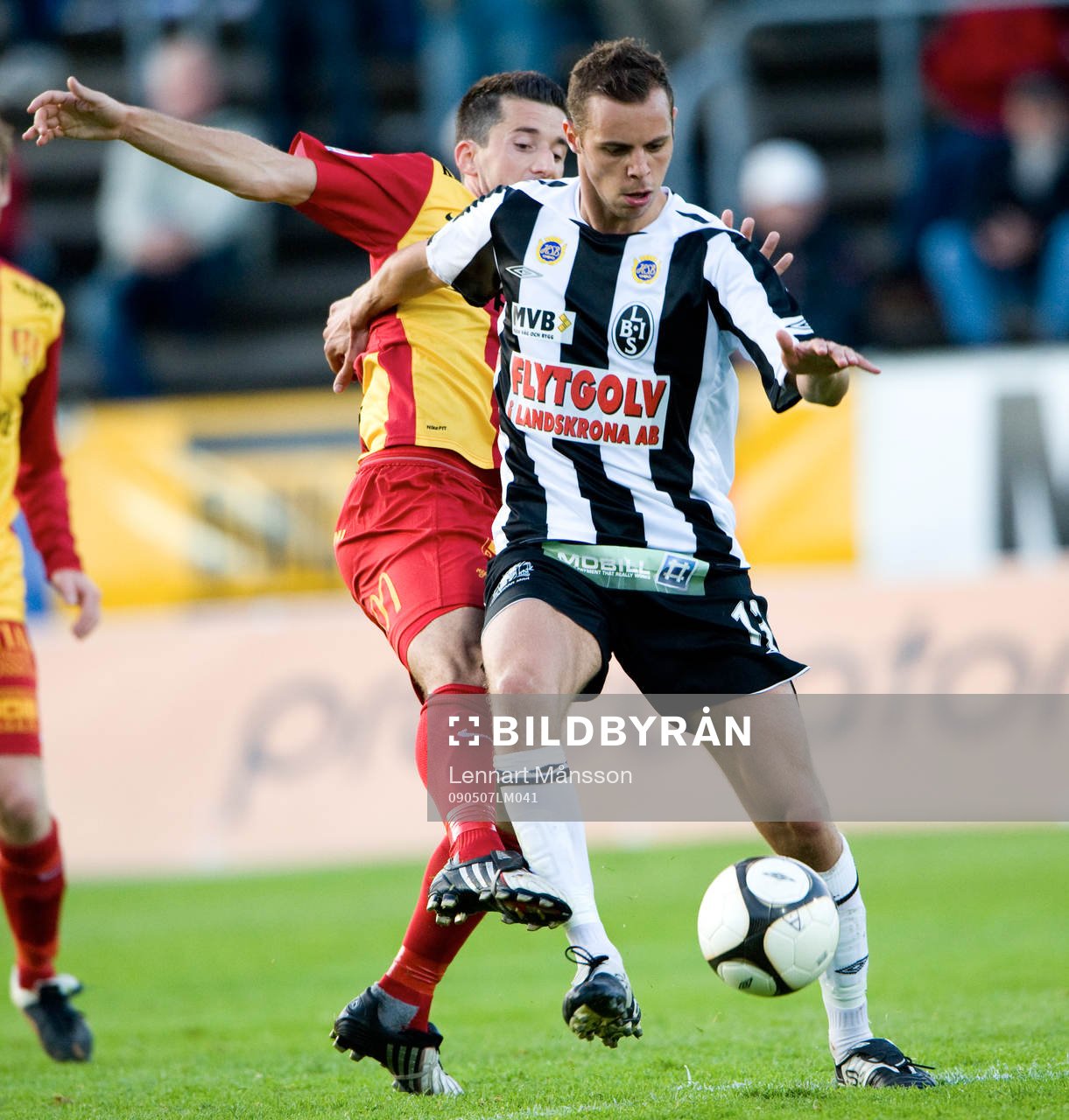 Denis Velic försöker stoppa Alexander Zaim