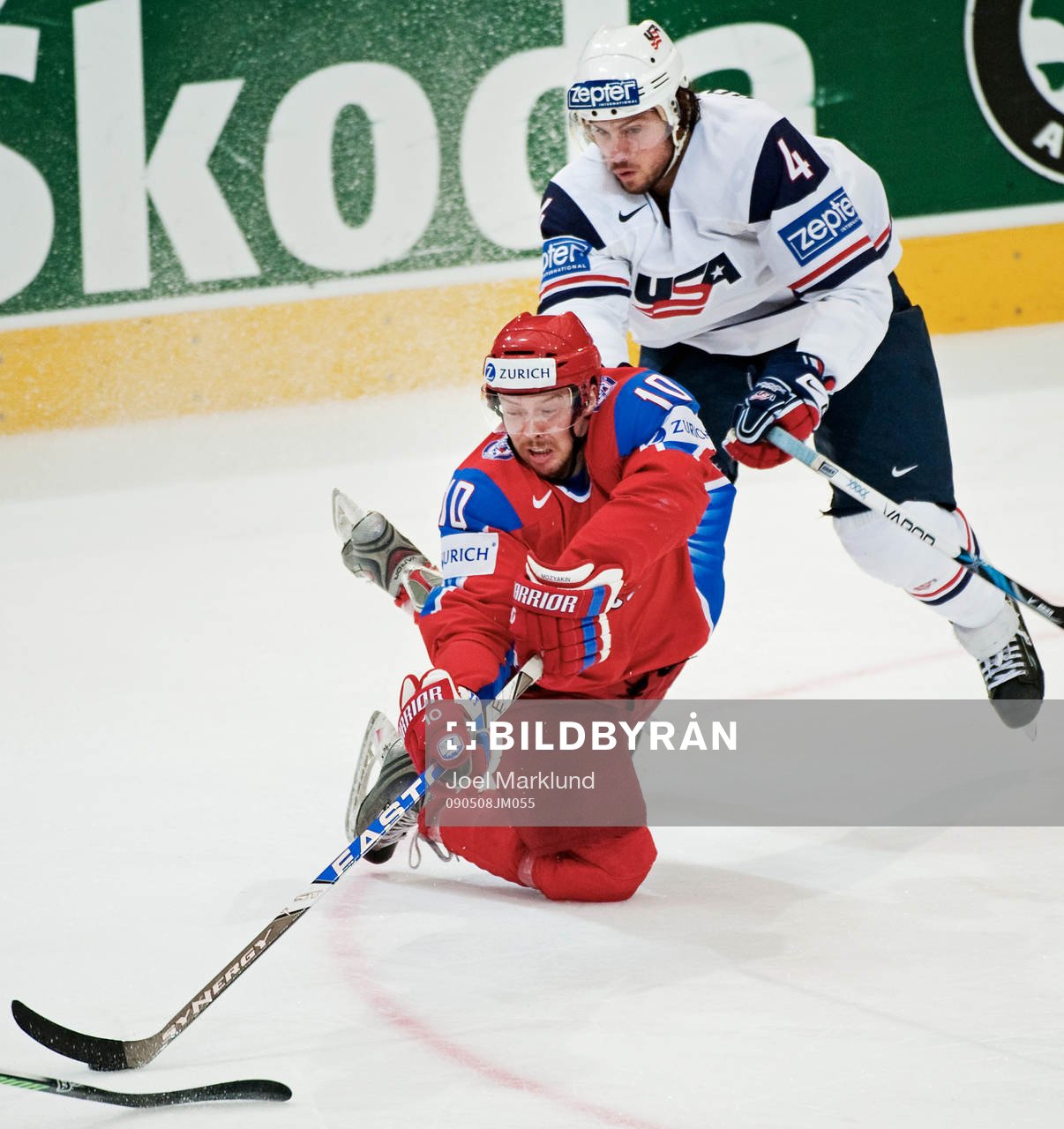 Sergei Mozyakin, Ryssland, håller i pucken framför Zach