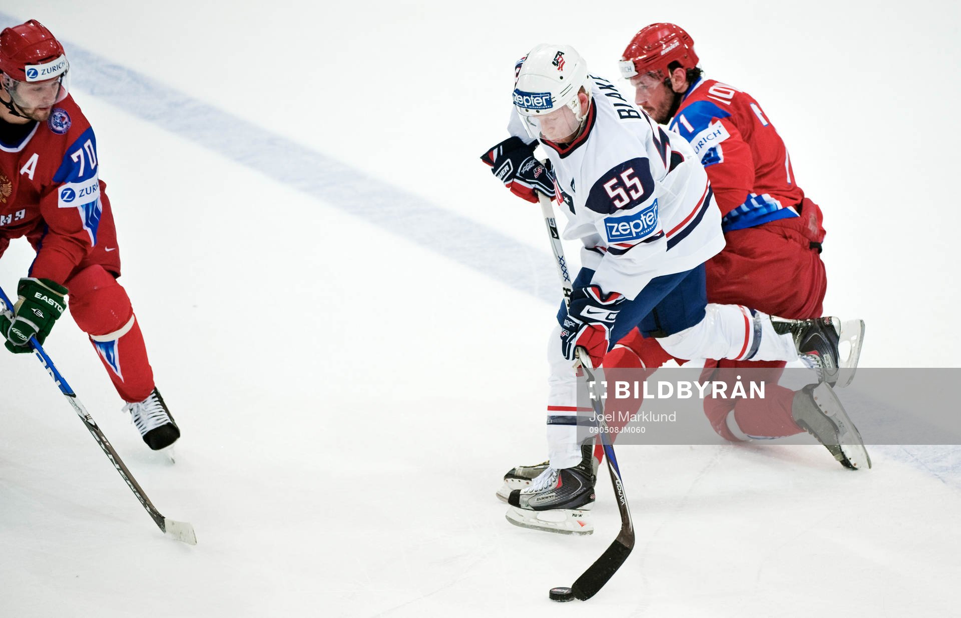 Jason Blake, USA, tar pucken av Ilya Kovalchuk, Ryssland
