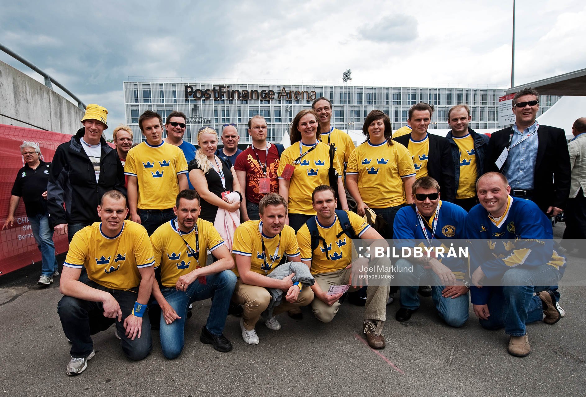 Gruppbild utanför Postfinance Arena i Bern