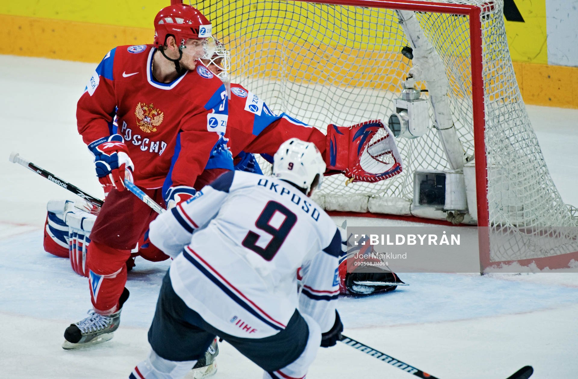 Kyle Okposo, USA, gör 2-2 på Ilya Bryzgalov, målvakt,
