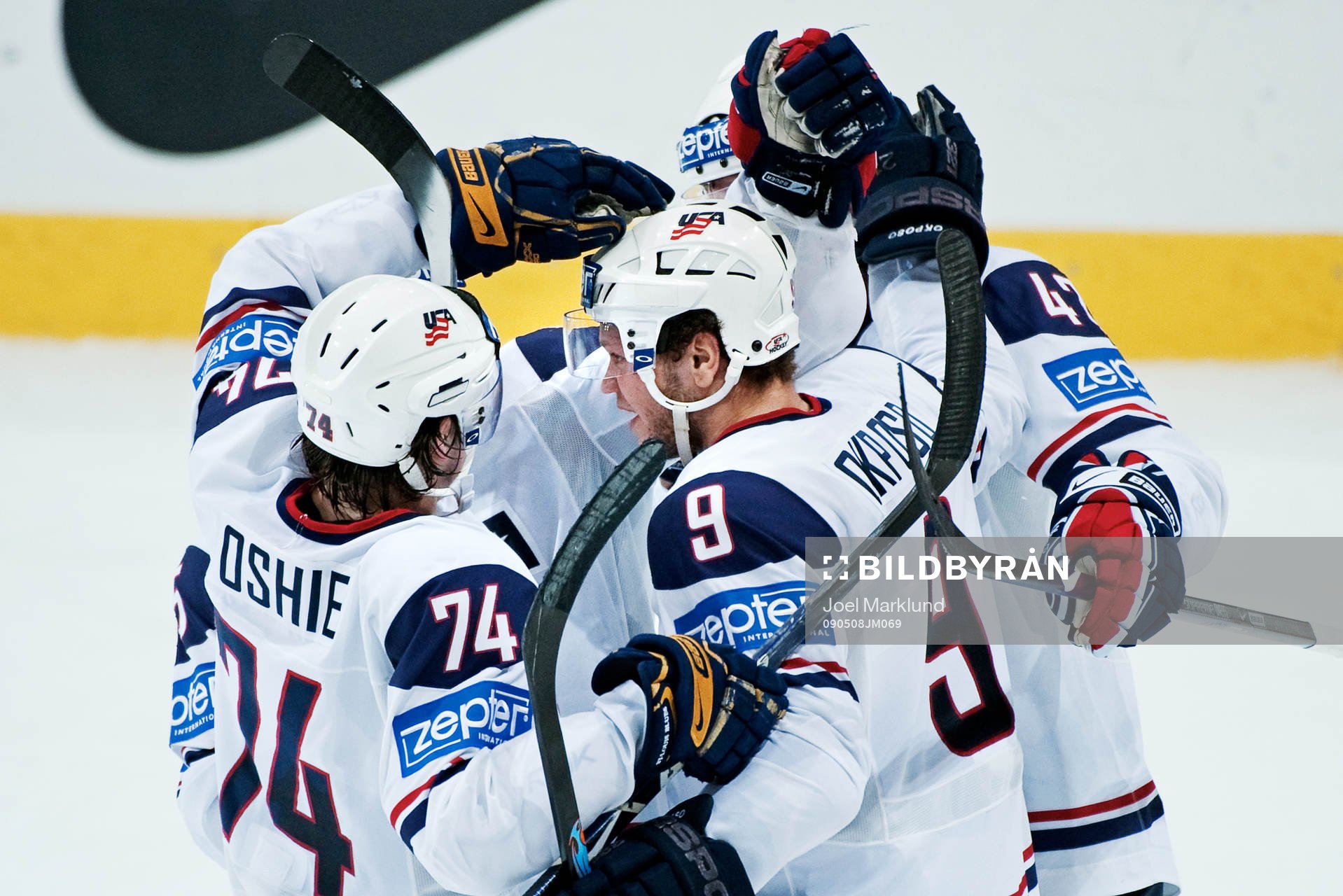 Kyle Okposo, USA, gratuleras till sitt 2-2-mål. Jubel