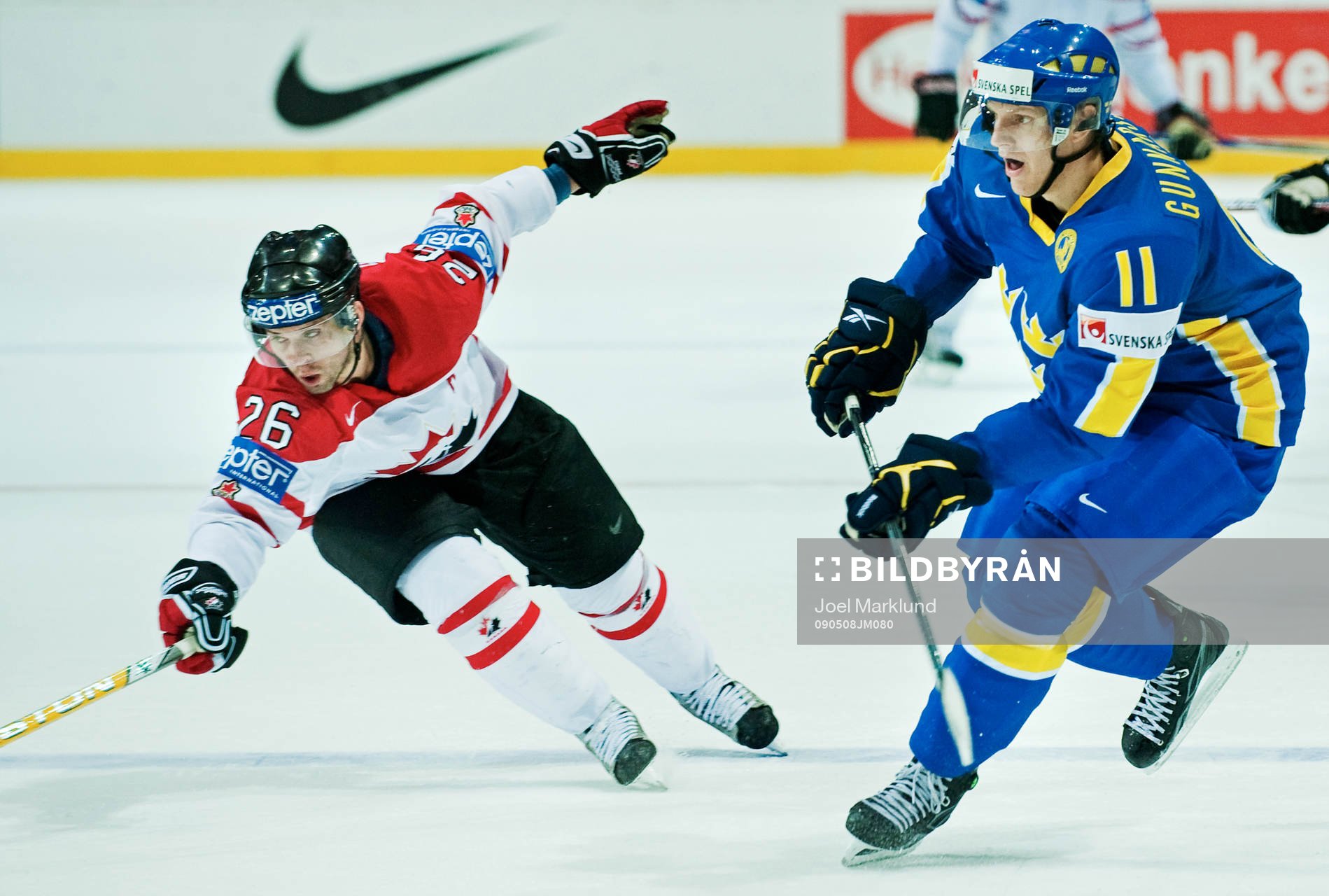 Martin St.Louis, Kanada, försöker att stoppa en pass