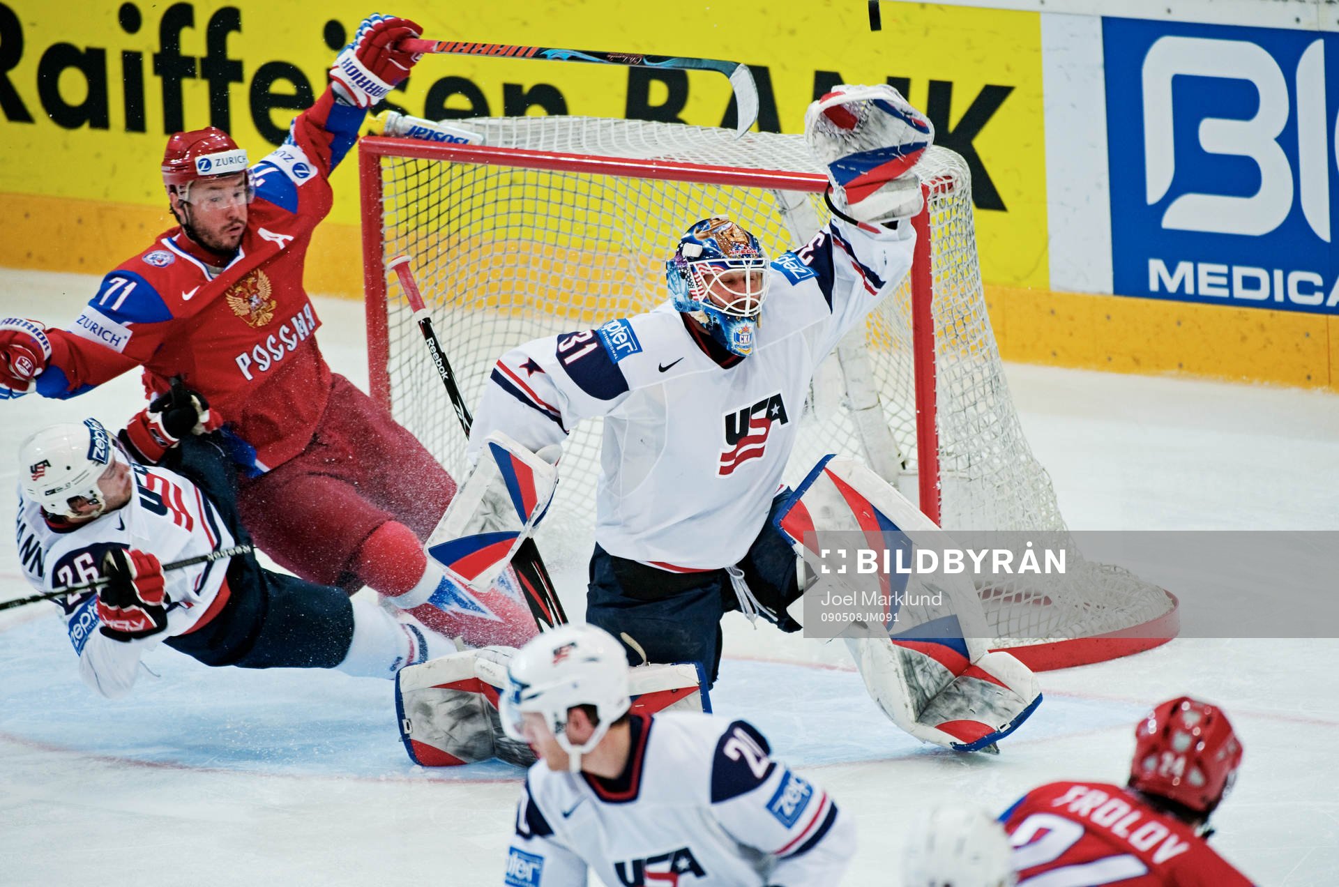Robert Esche, målvakt, USA, täcker målet när Alexander