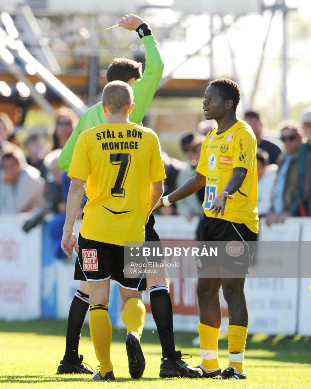 Patric Osiako, Mjällby får gult kort, varning.  Anders