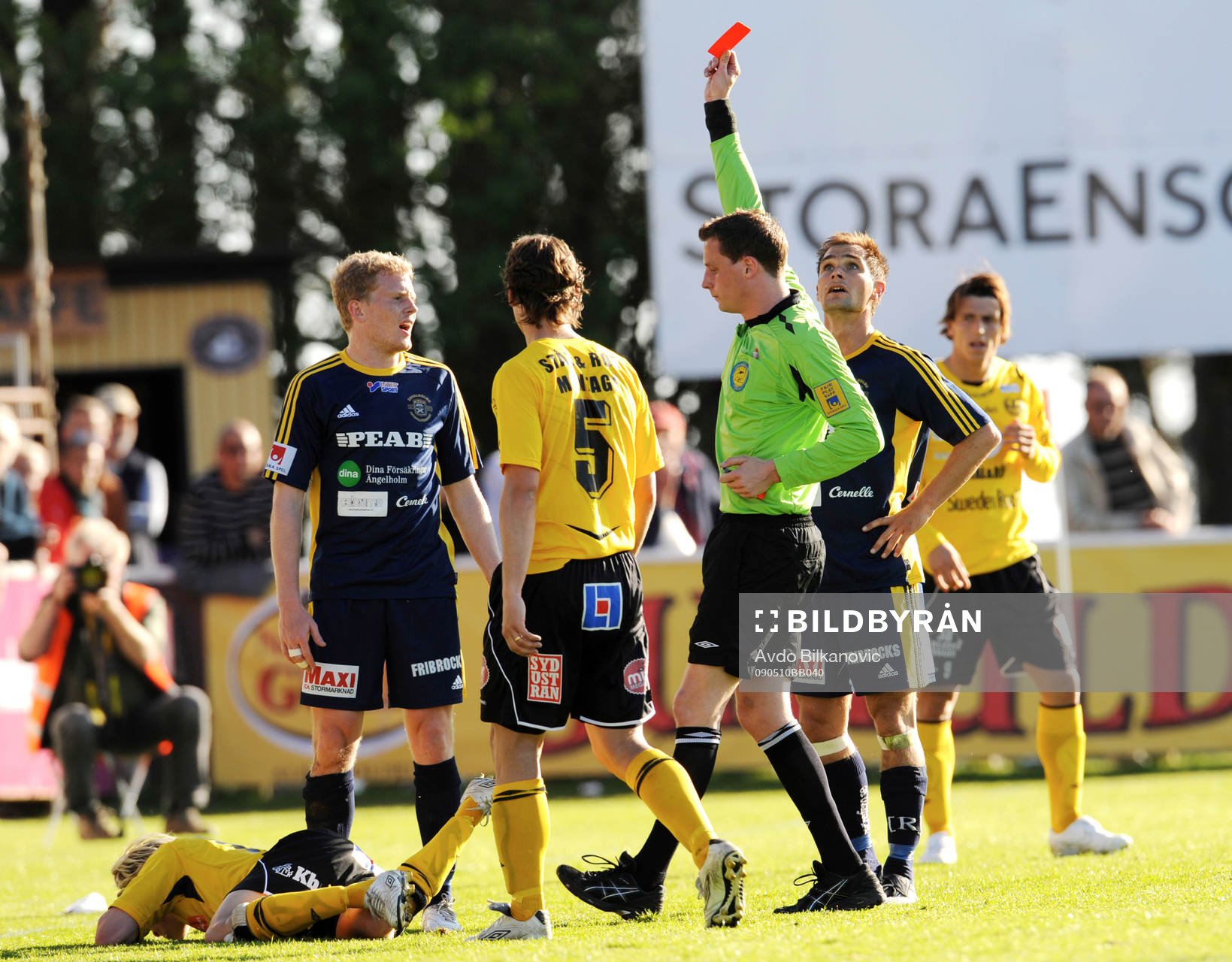 Henrik Fribrock får rött kort, Anders Ekberg, domare