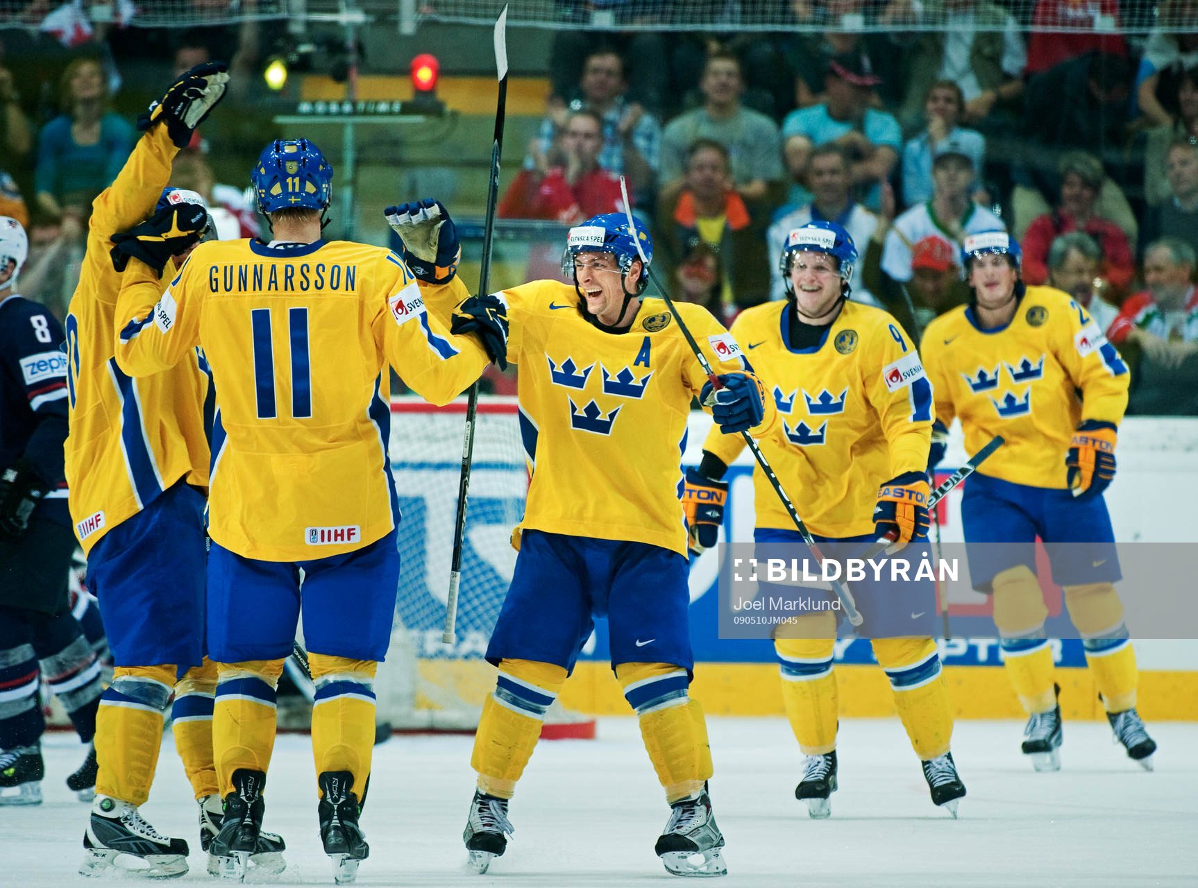 Carl Gunnarsson, Sverige, gratuleras till sitt 3-2-mål.