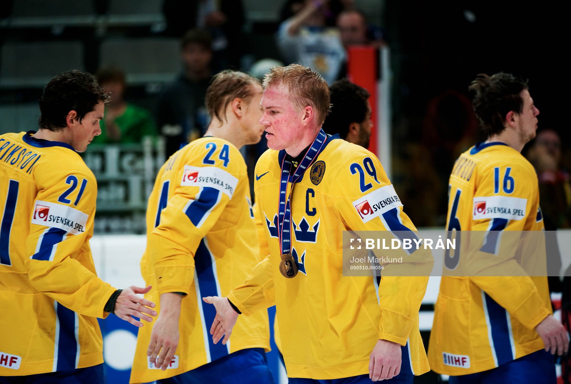 Kenny Jönsson, Sverige, tackar av spelarna