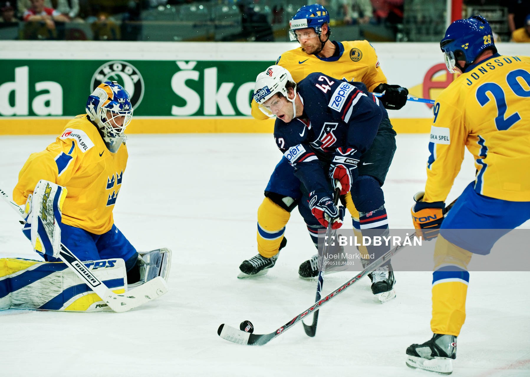 David Backes, USA, oroar framför Stefan Liv, målvakt,