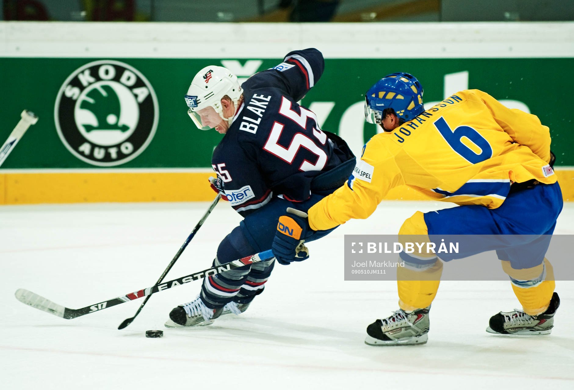 Jason Blake, USA, tar sig förbi Magnus Johansson, Sverige