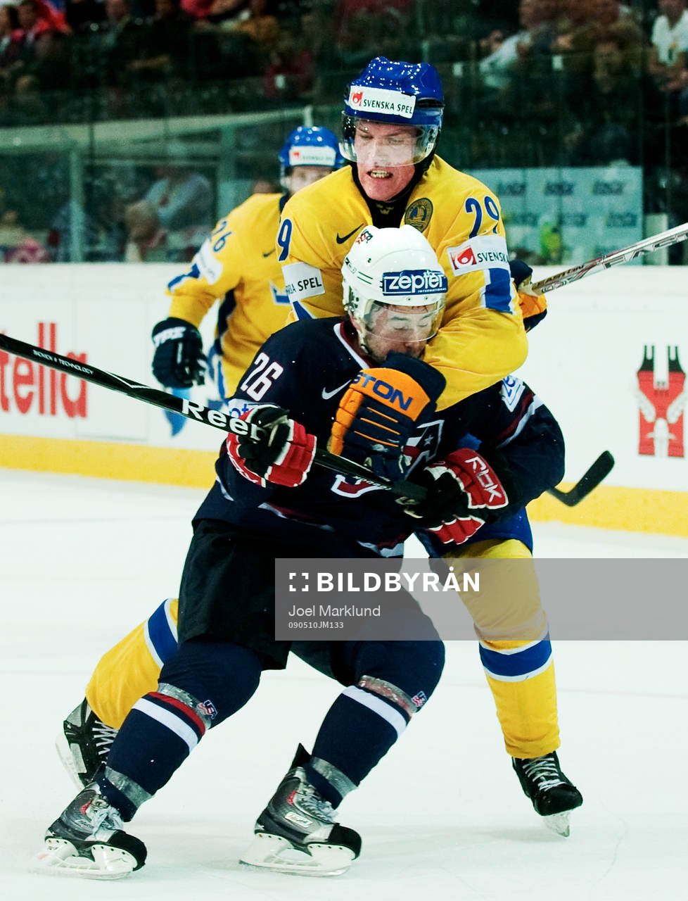 Kenny Jönsson, Sverige, stoppar Ryan Shannon, USA