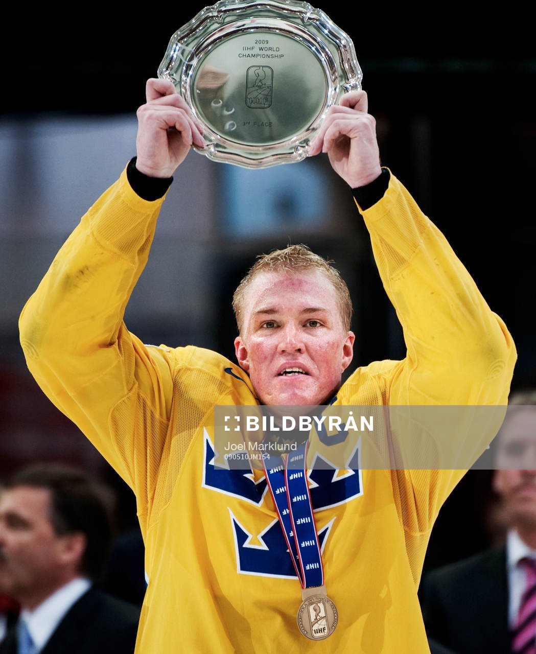 Kenny Jönsson, lyfter segerplaketten. Brons, medalj