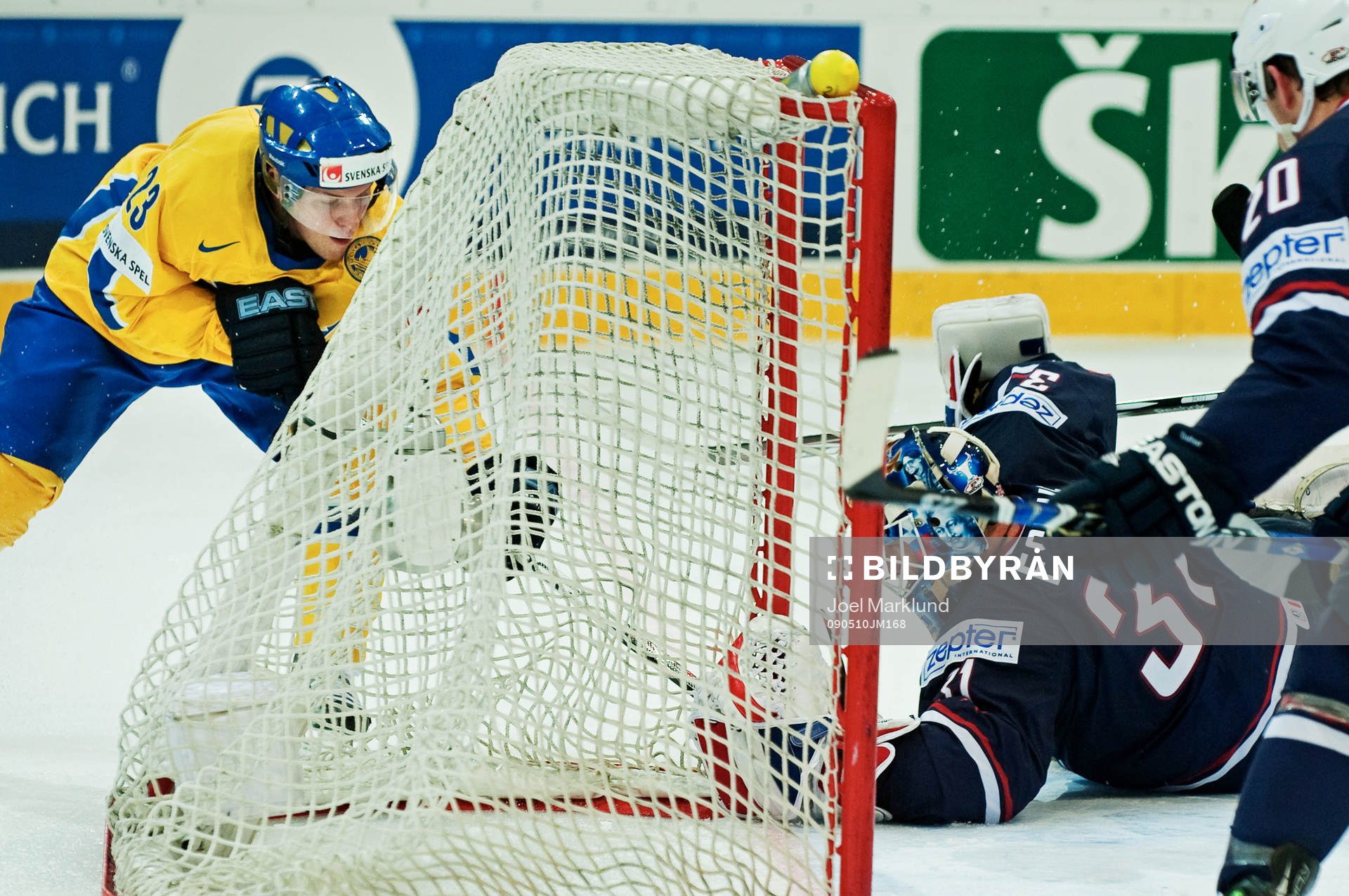 Linus Omark, Sverige, är nära att peta in pucken bakom