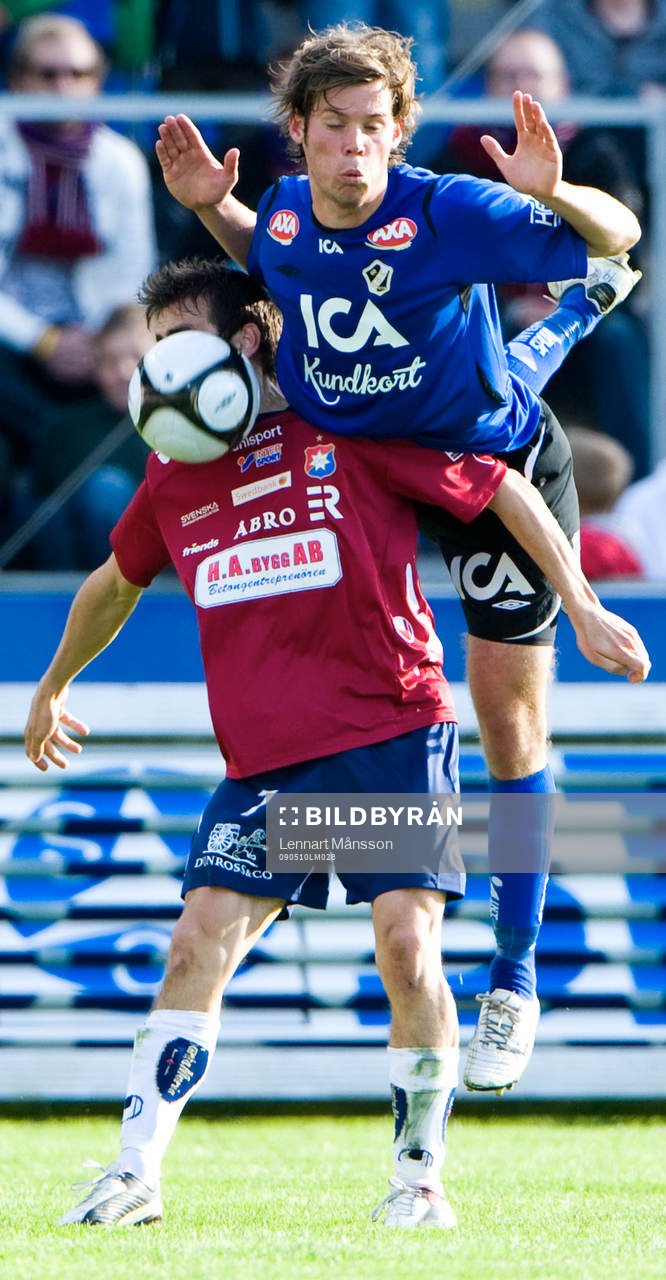 Emil Salomonsson lägger sig på ryggen på Björn Anklev