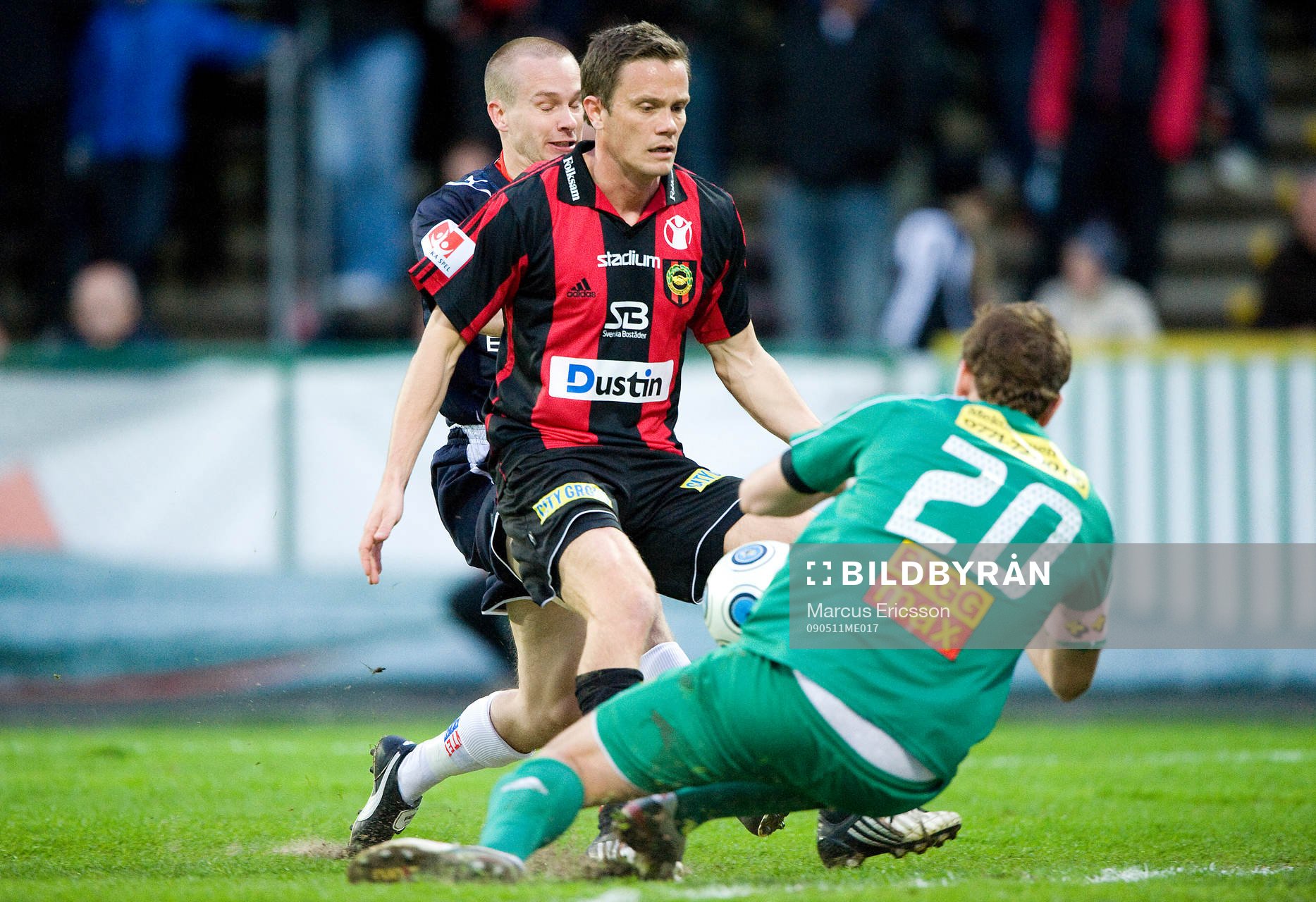 Kristoffer Nordfeldt, målvakt, möter upp Jon Persson,