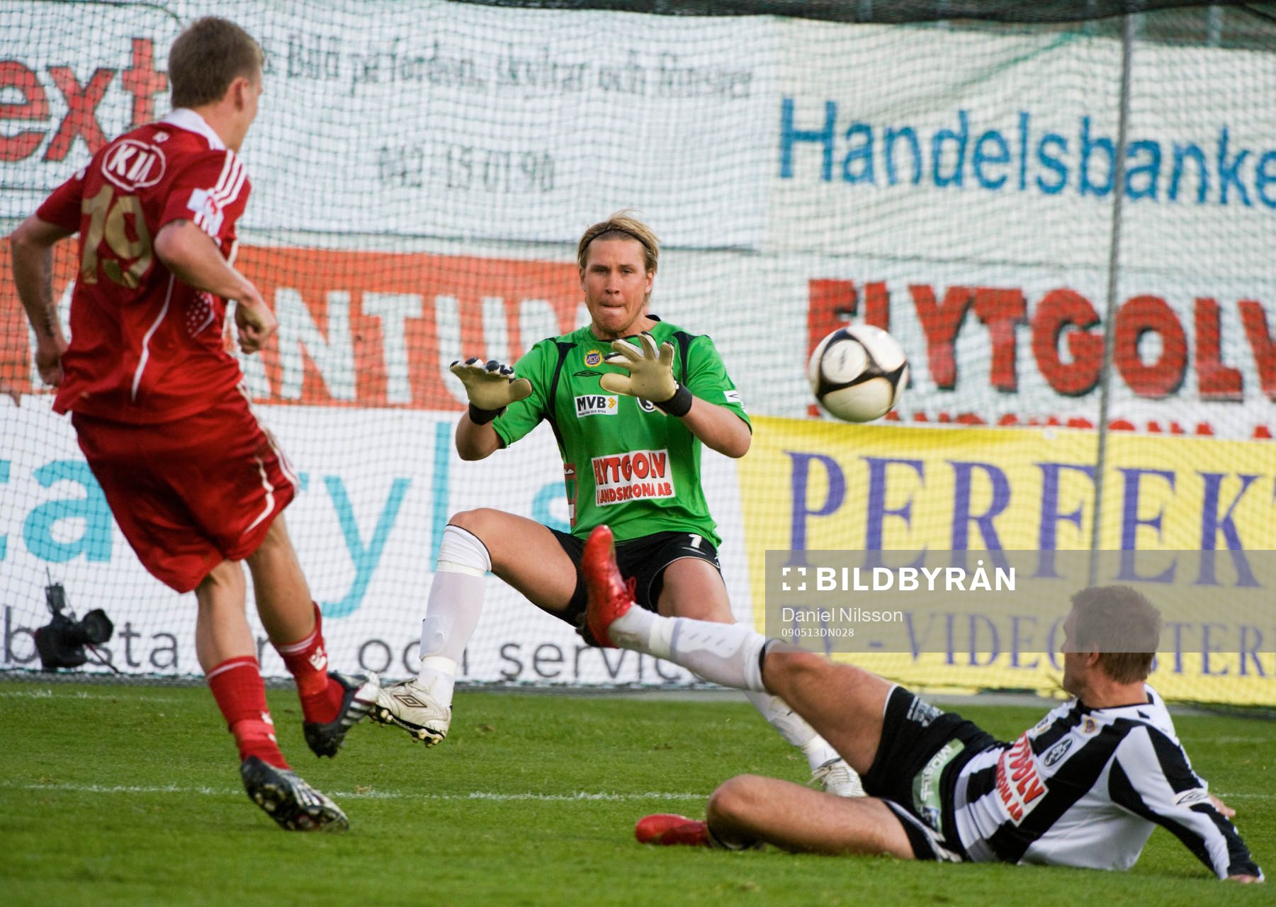 Pontus Wernbloom, Göteborg skjuter mot Sebastian Karlsson,