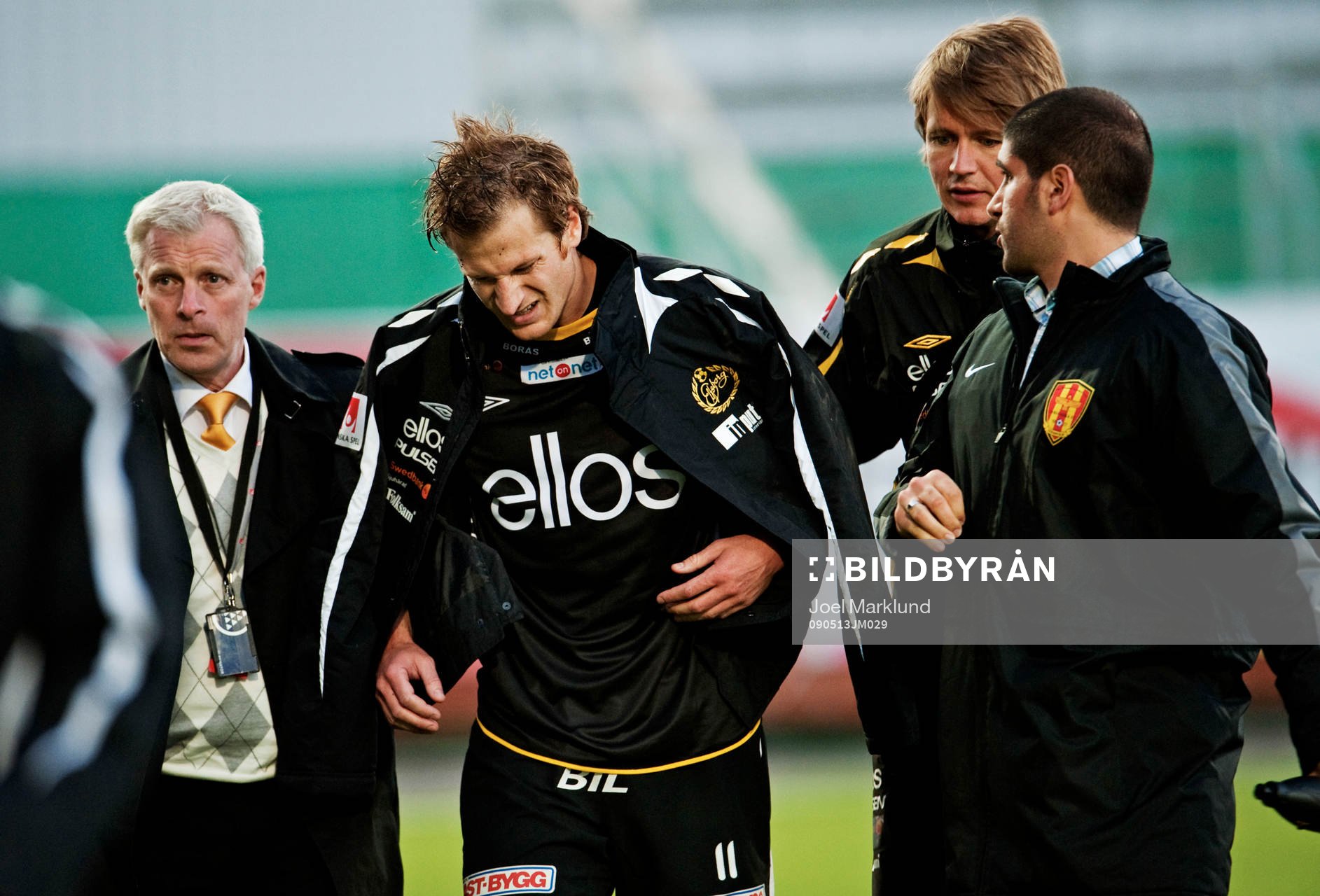 Daniel Mobaeck, Elfsborg, hjälps av planen