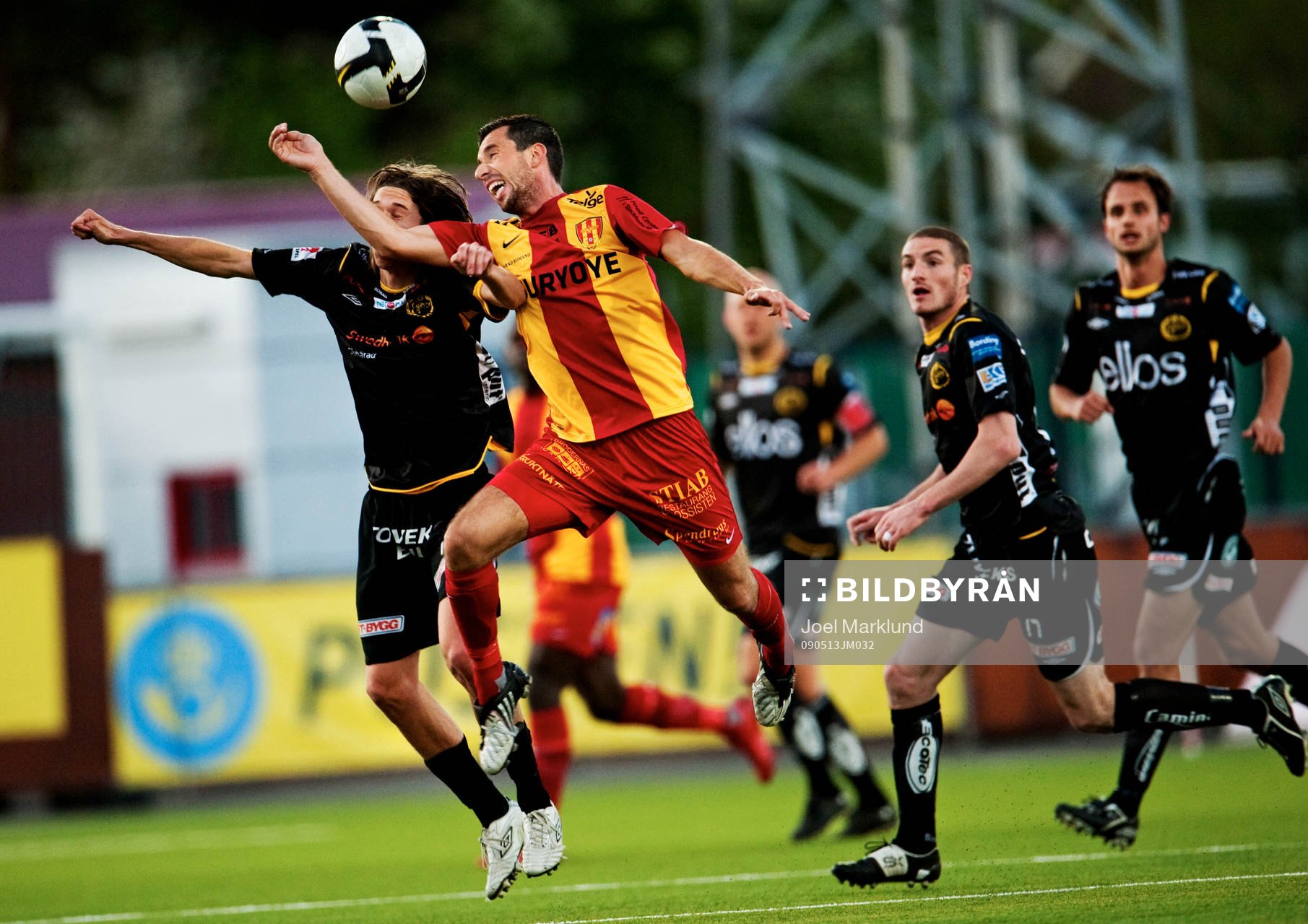 Denis Velic, Syrianska, vinner en nickduell mot Daniel