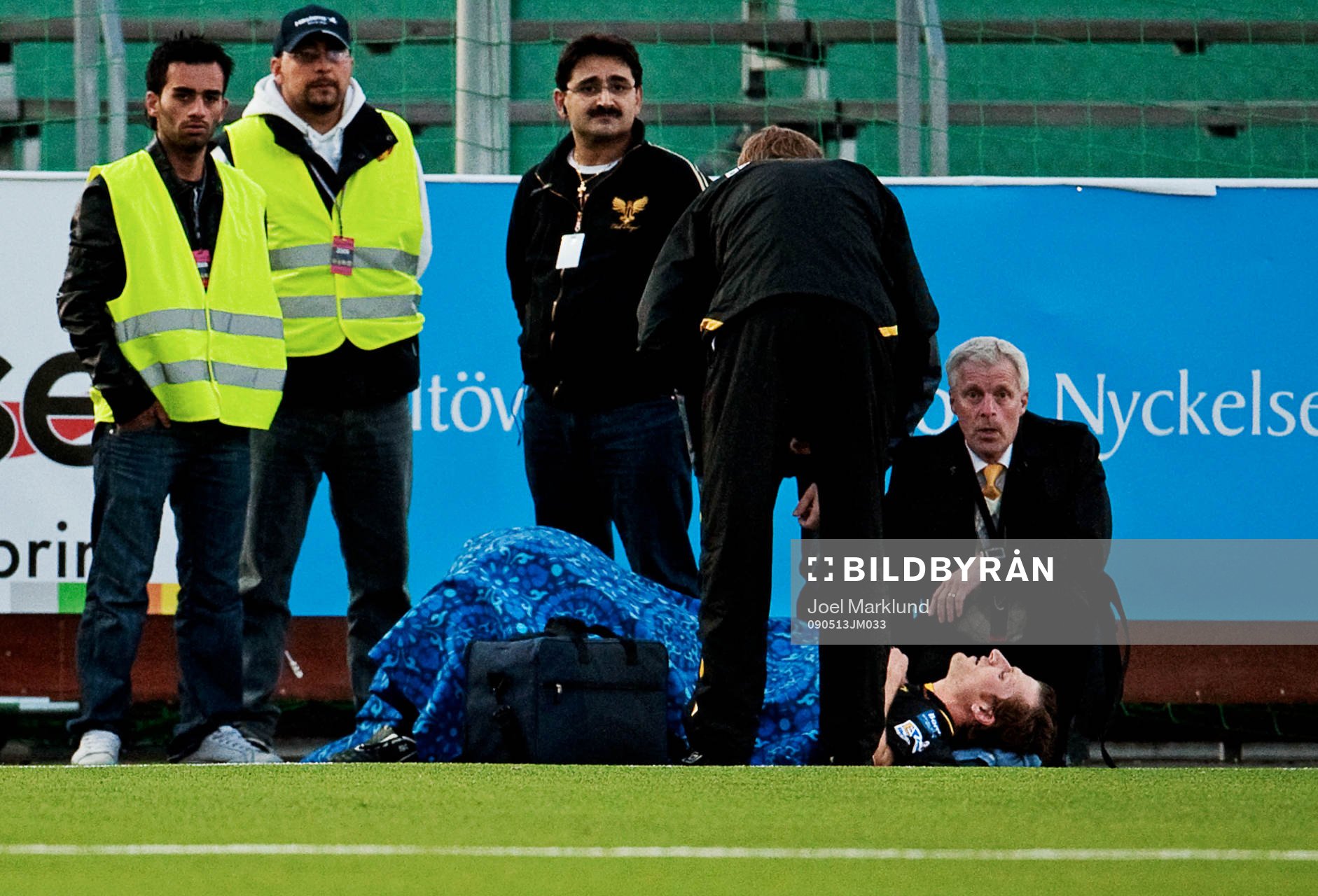 Daniel Mobaeck, Elfsborg, ligger kvar vid sidan om planen