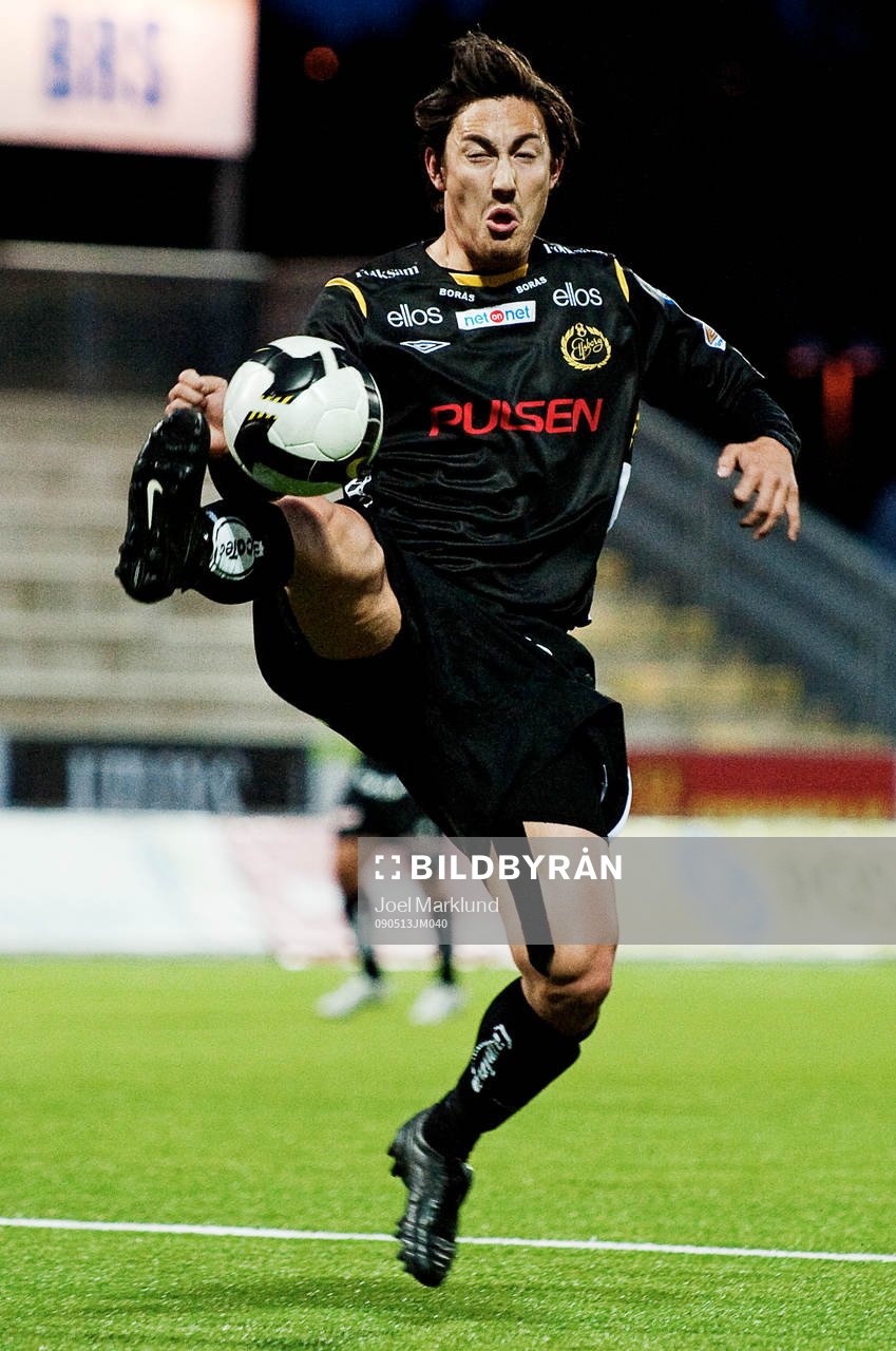  Stefan Ishizaki, Elfsborg, tar ner bollen i straffområdet.
