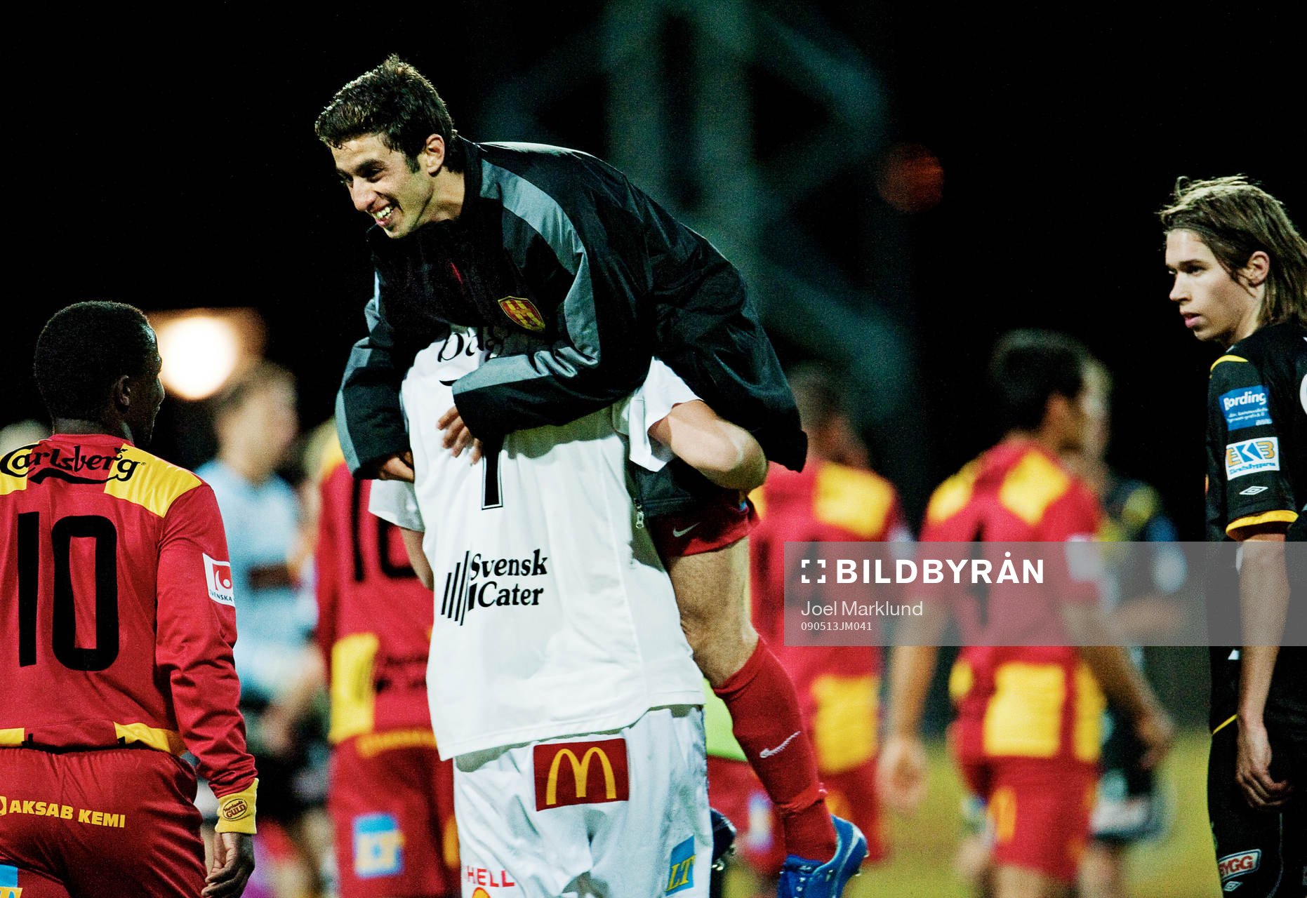  Christian Frealdsson, målvakt, Syrianska, lyfter upp en av sina lagkamrater.
