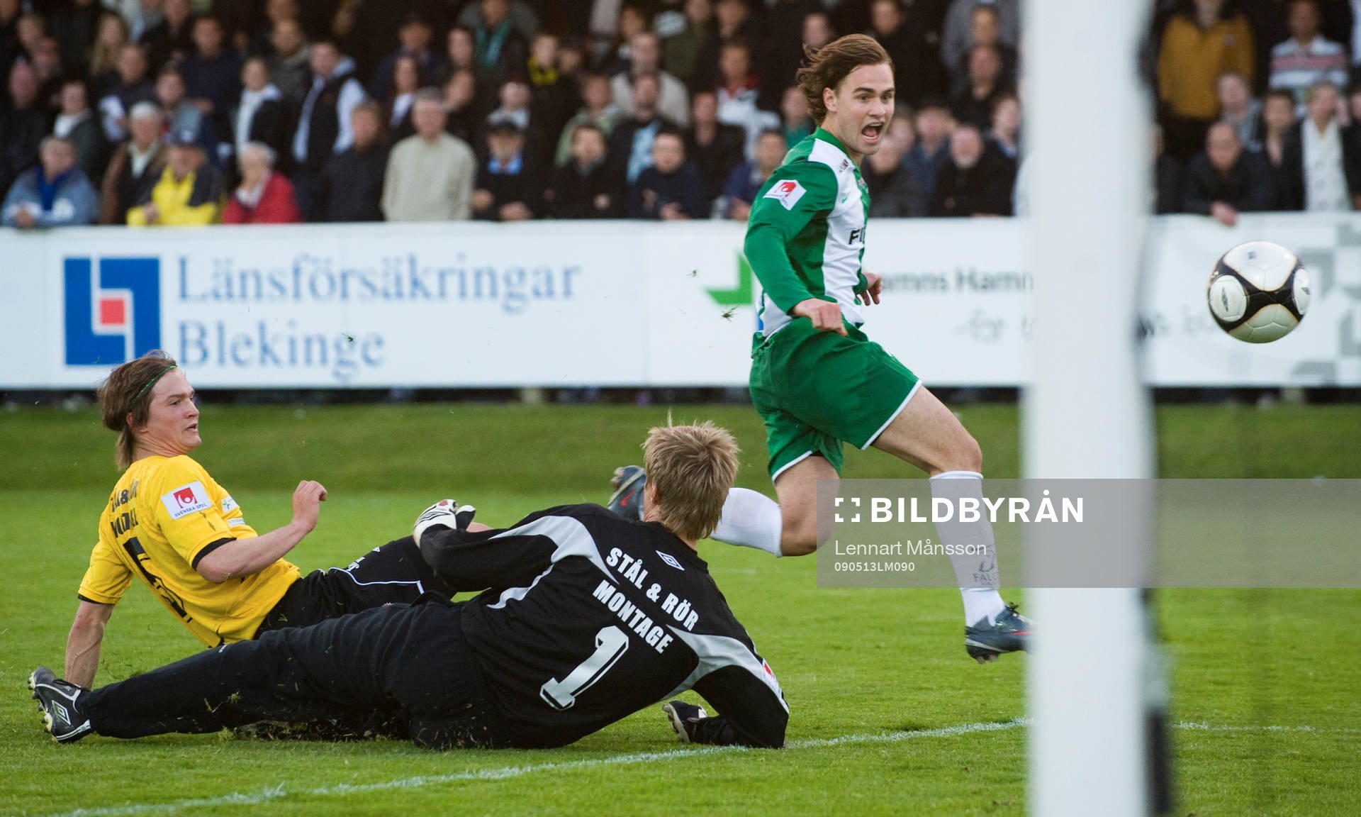 Nära 3-3, Simon Helg har friläge mot Mattias Asper, men