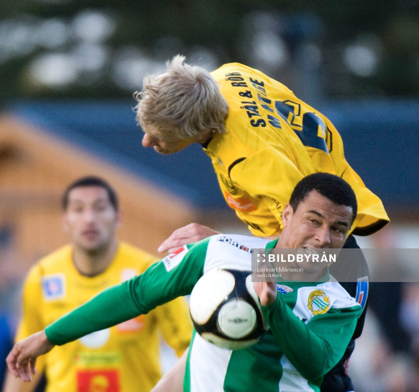 Patrik Rosengren trycker till Charlie Davies