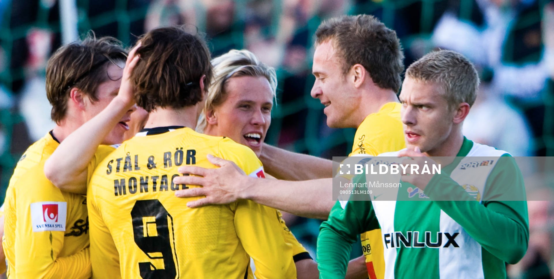 1-0 Adam Berner, som grattas, medan Emil Johansson depp