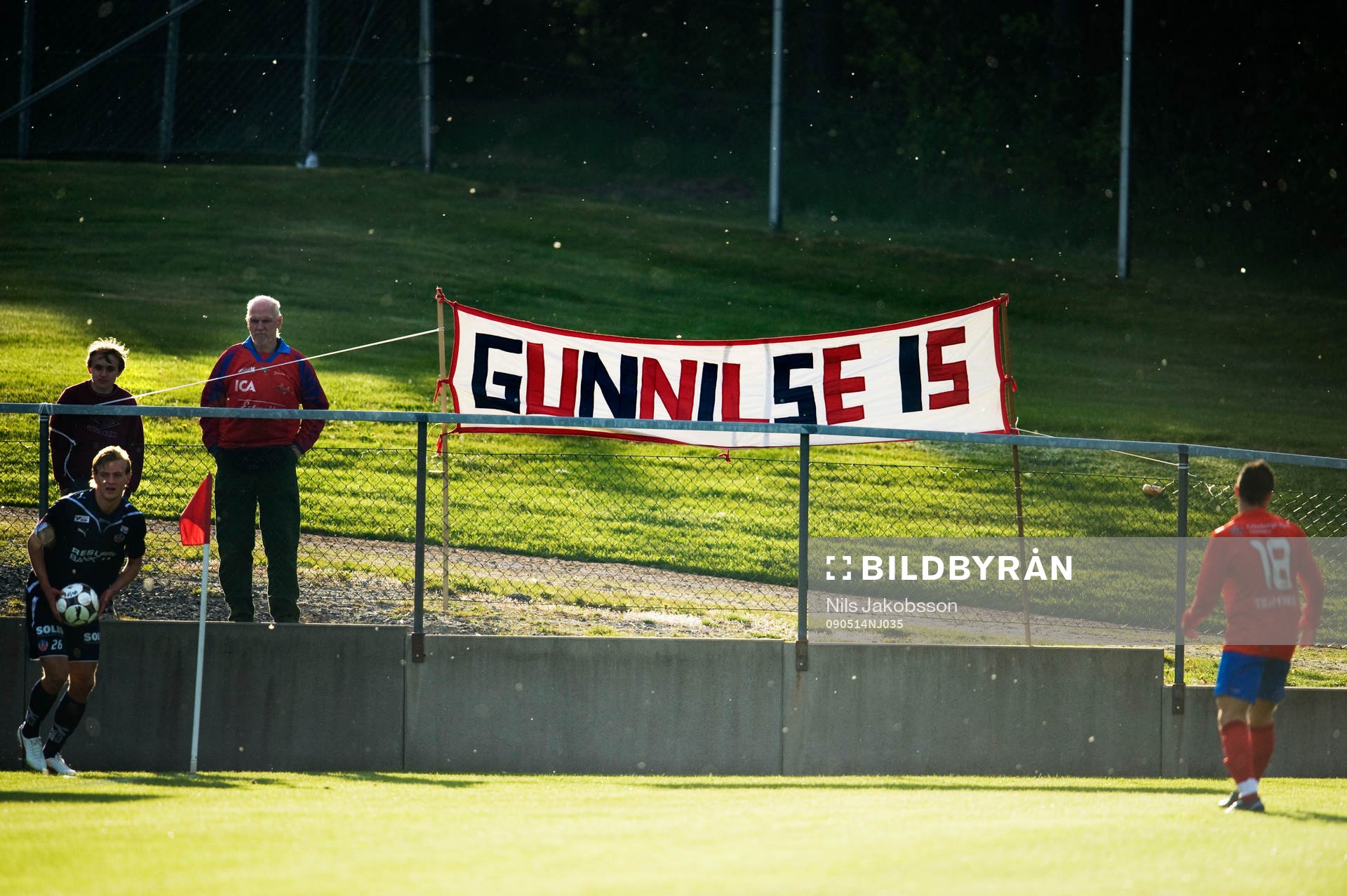 Gunnilse IS står det på en banderoll