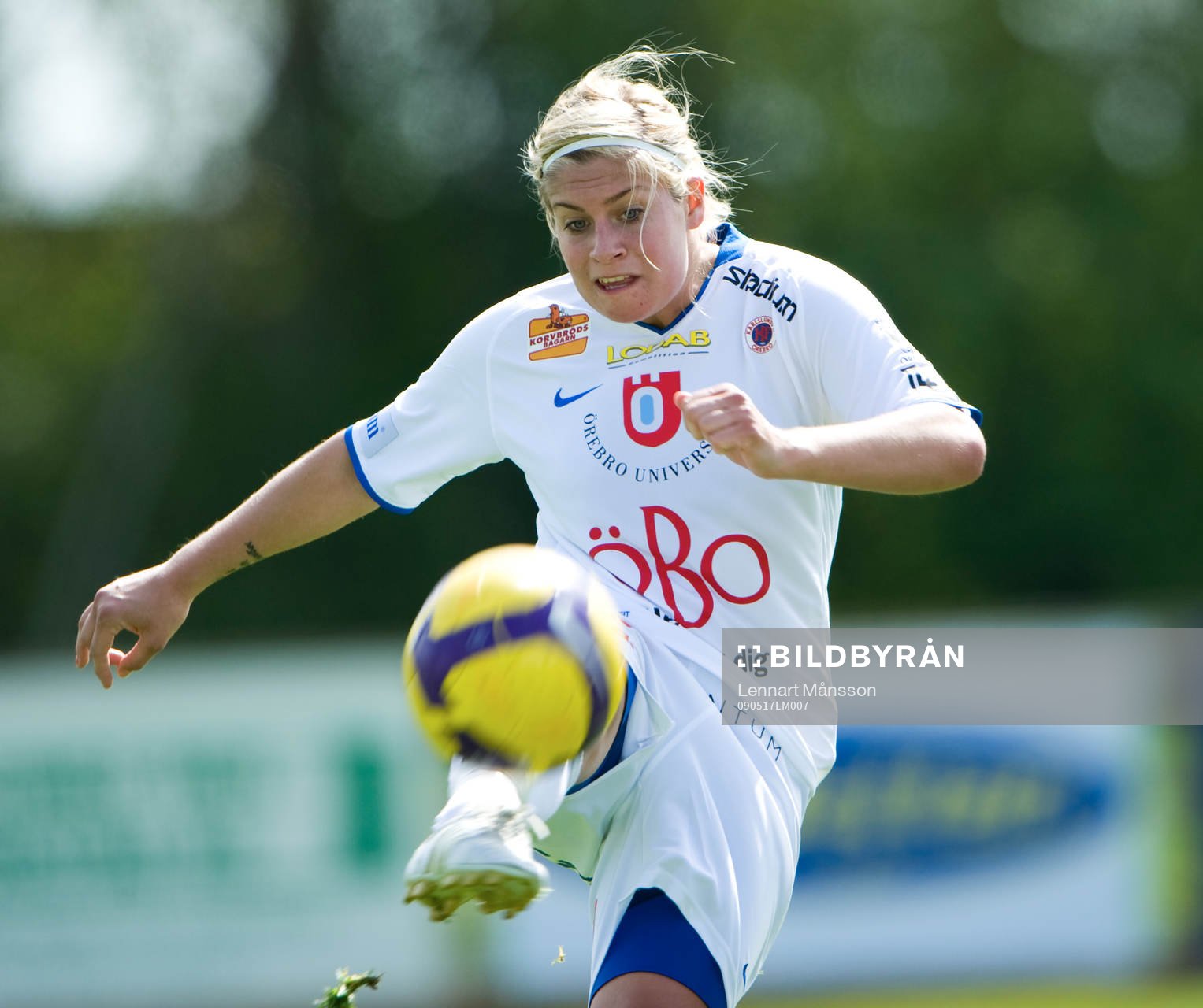 Sara Fröjdfeldt,  laddar för skott