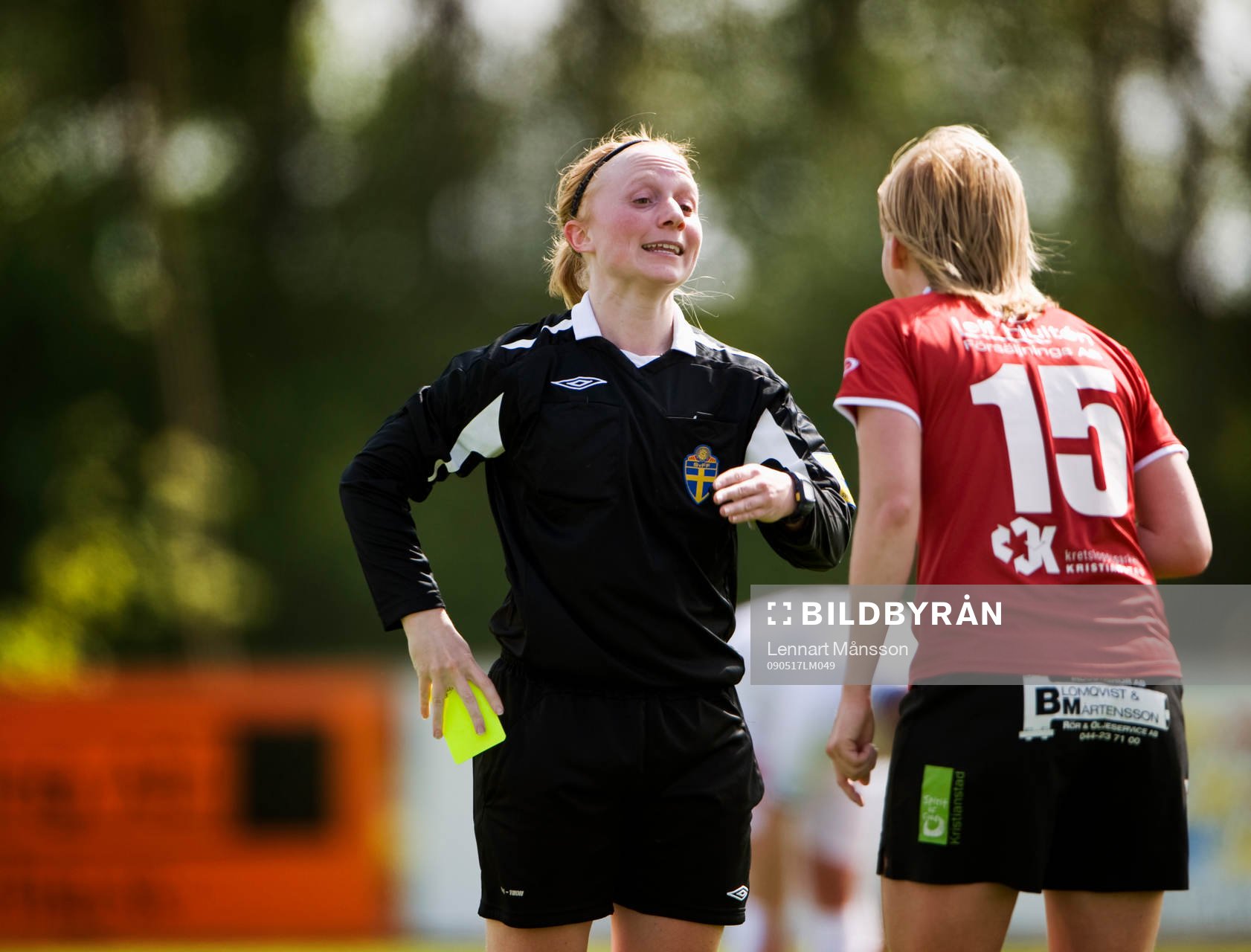 Linn Wikström, domare. Gult kort