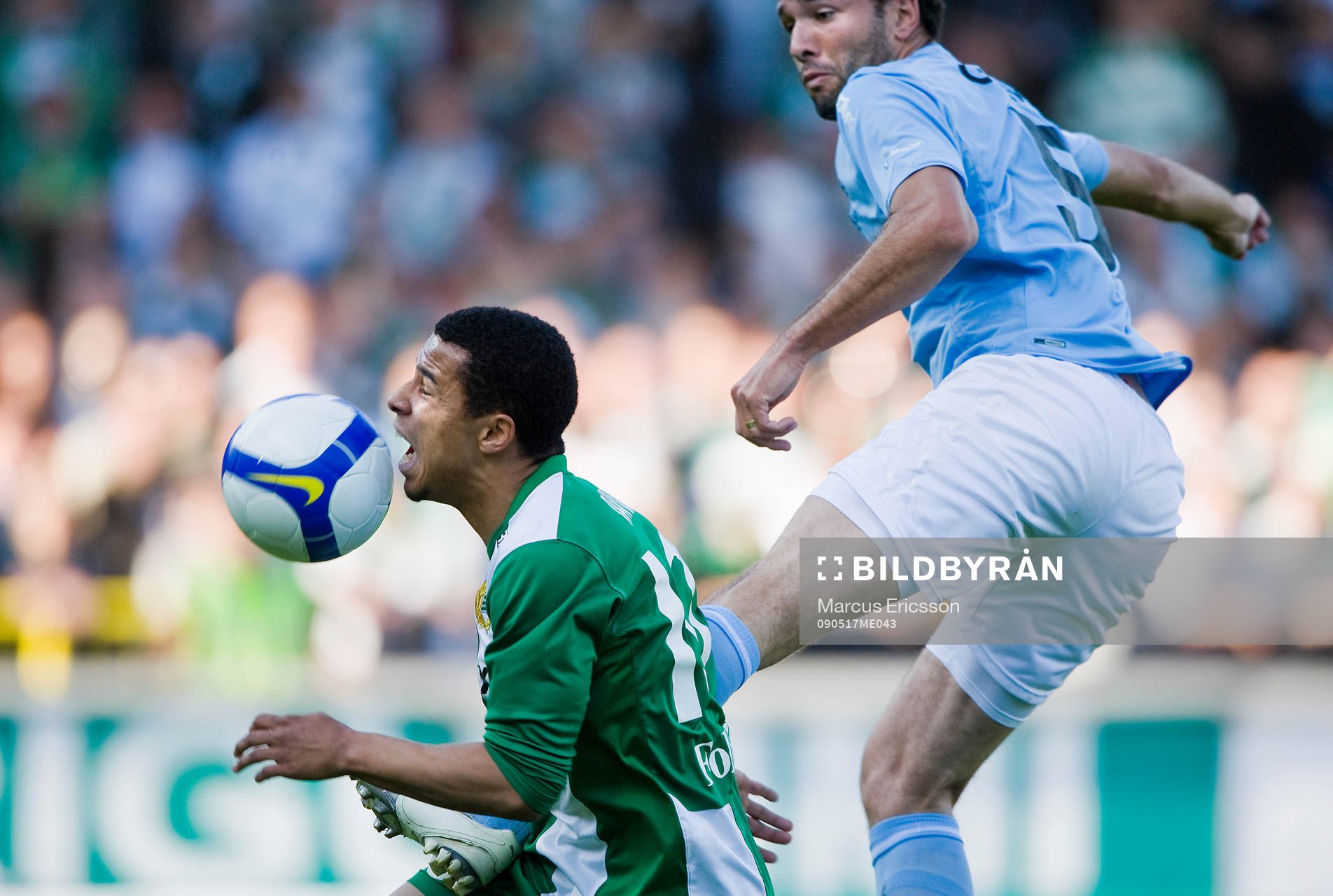  Charlie Davies, Hammarby med Gabriel De Paulo Limeira, Malmö FF i ryggen