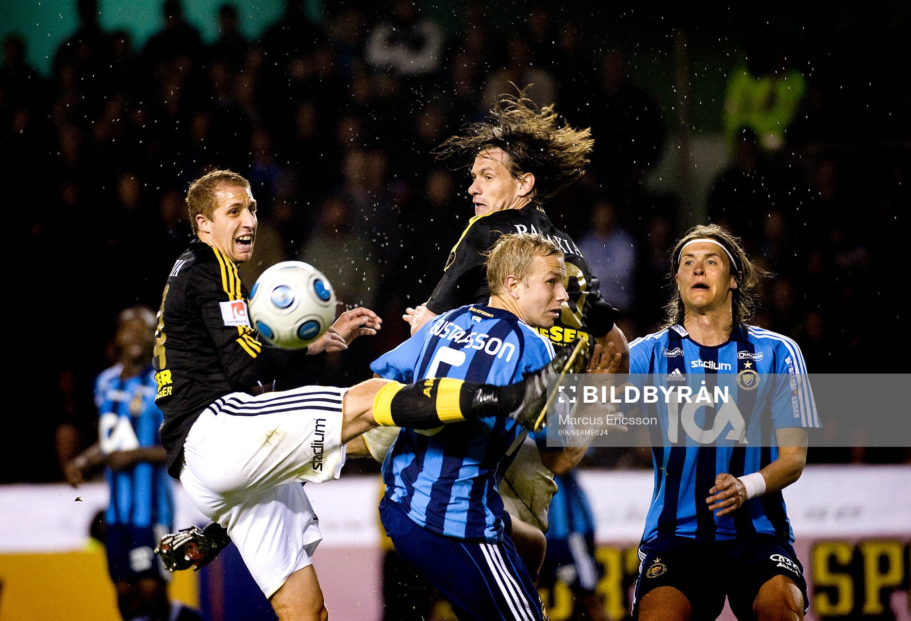 Kenny Pavey och Iván Obolo, AIK framför Petter