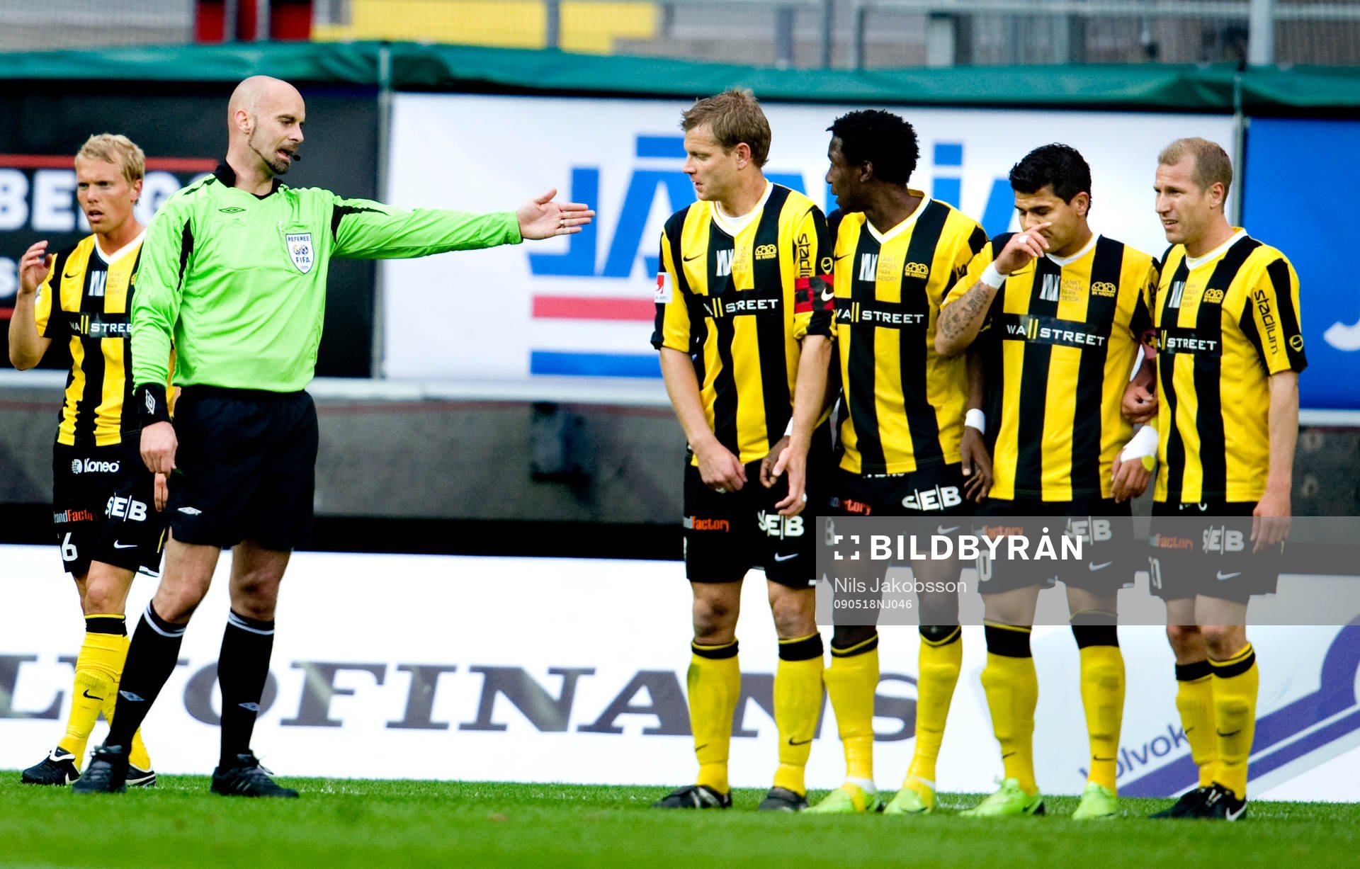Stefan Johannesson, domare visar muren vart