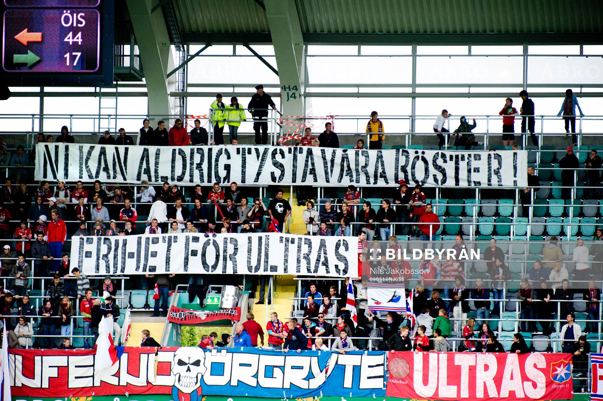 Örgrytes fans håller en banderoll. Supporter, läktare
