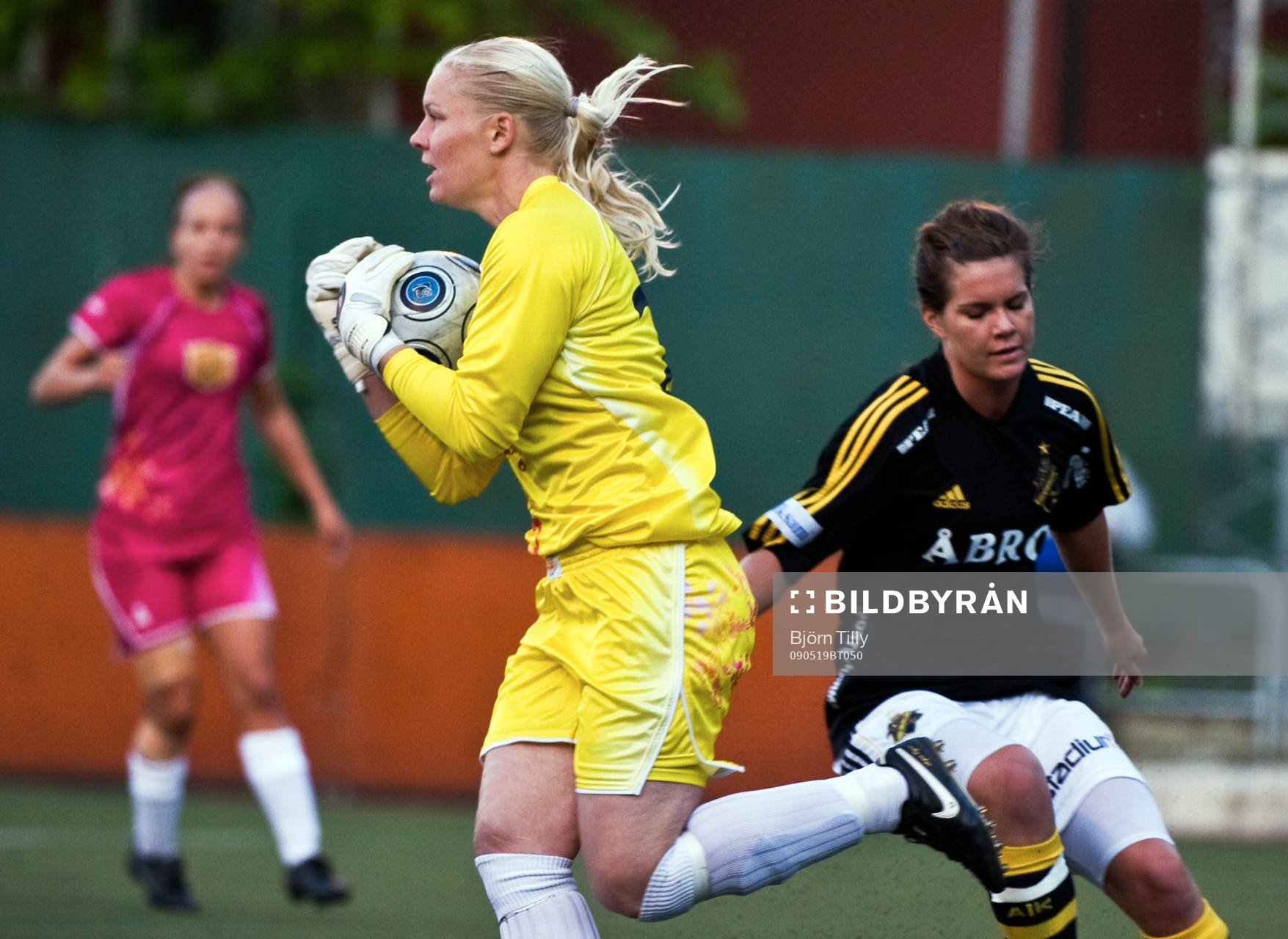  Tine Cederkvist Viskaer, målvakt, LdB Malmö och Emilia Appelqvist, AIK.